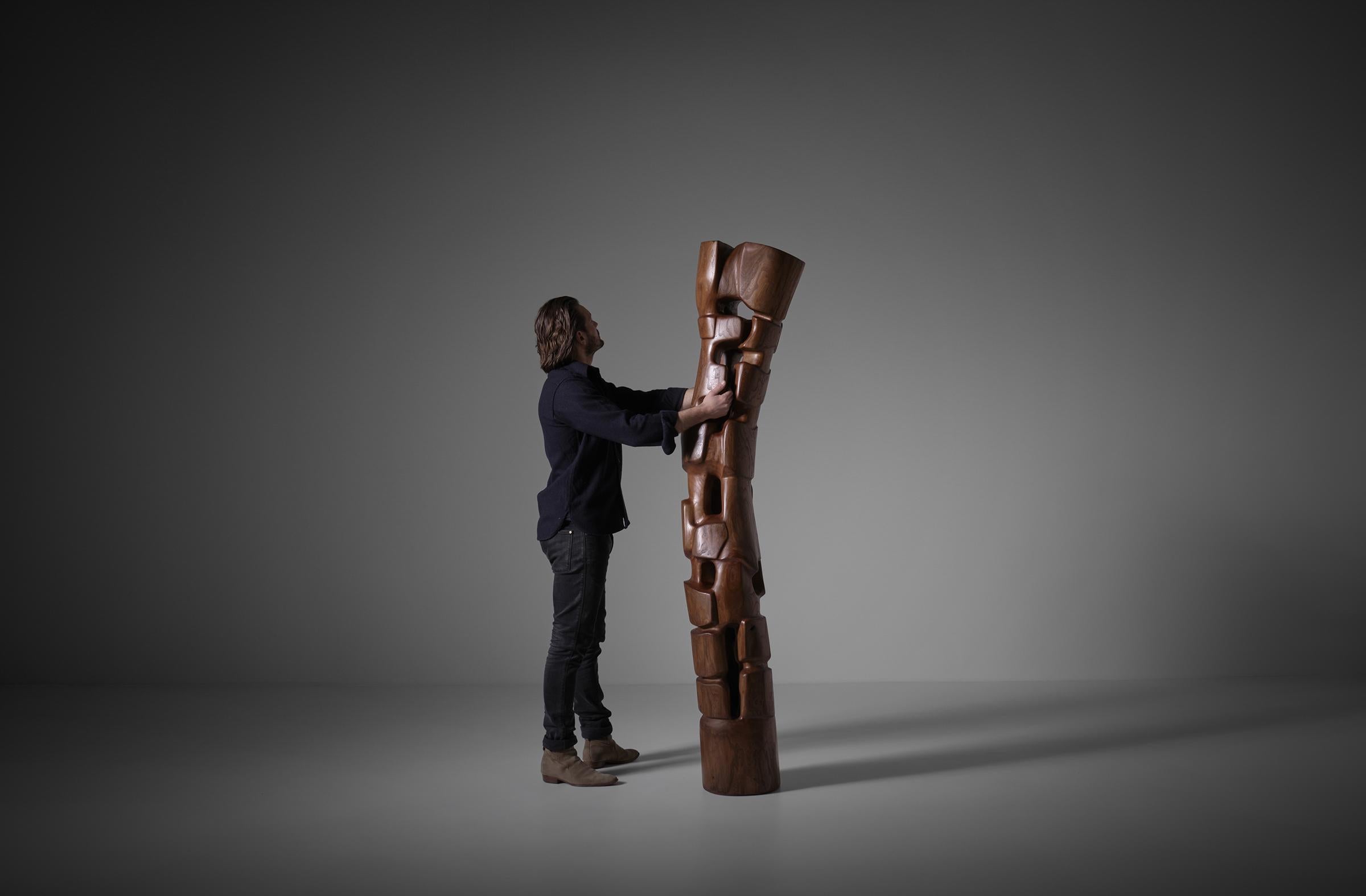 Grande sculpture abstraite TOTEM en bois d'orme de R. Van''t Zelfde, 1970 en vente 3