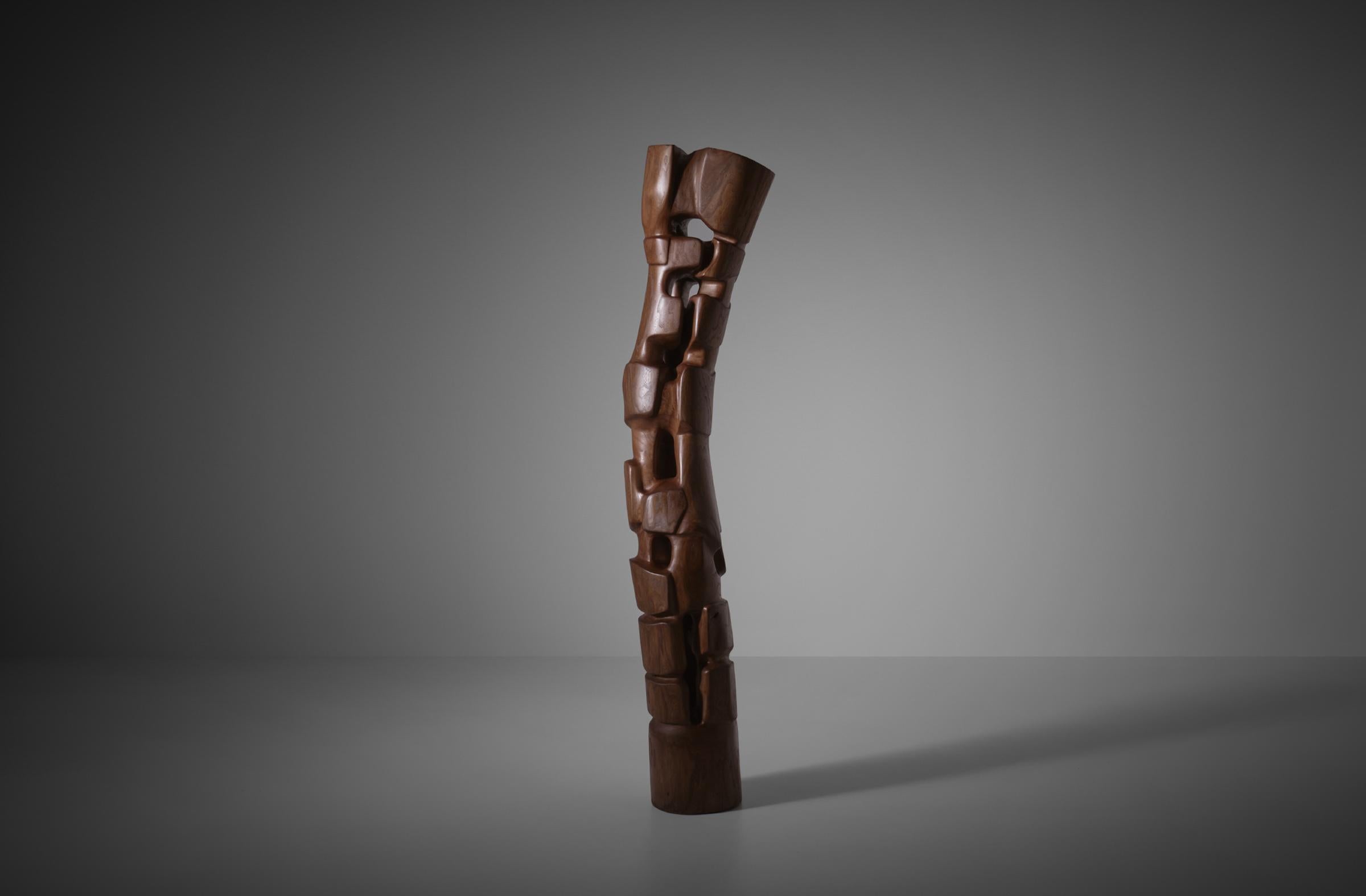 Grande sculpture totem abstraite en bois incurvée de R. van 't Zelfde (La Haye, 1949), Pays-Bas, années 1970. Van 't Zelfde a étudié à l'Académie des beaux-arts de La Haye. La sculpture est sculptée à la main dans une seule pièce de bois d'orme