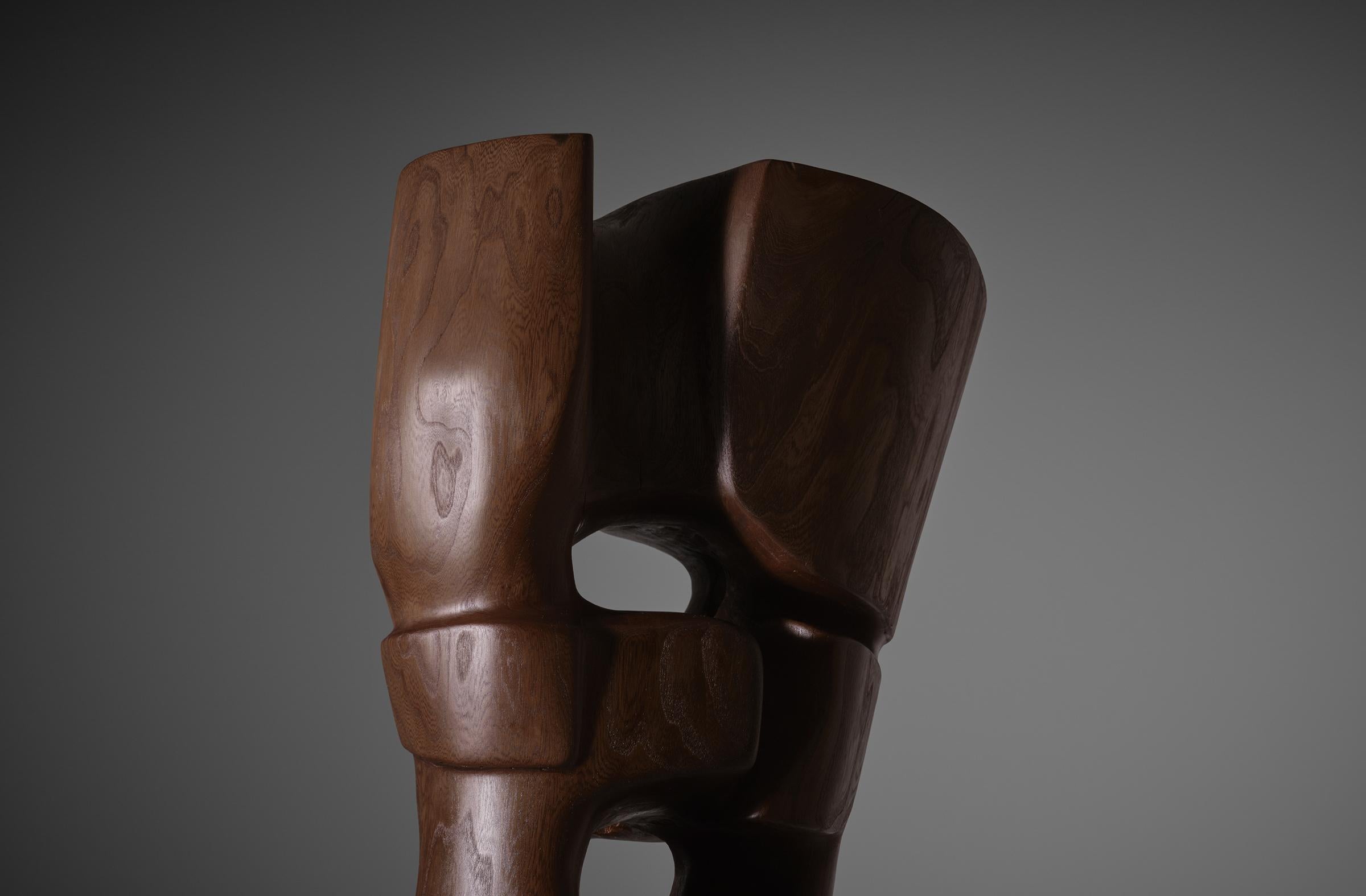 Large Abstract Elm Wooden TOTEM Sculpture by R. Van't Zelfde, 1970s In Good Condition For Sale In Rotterdam, NL