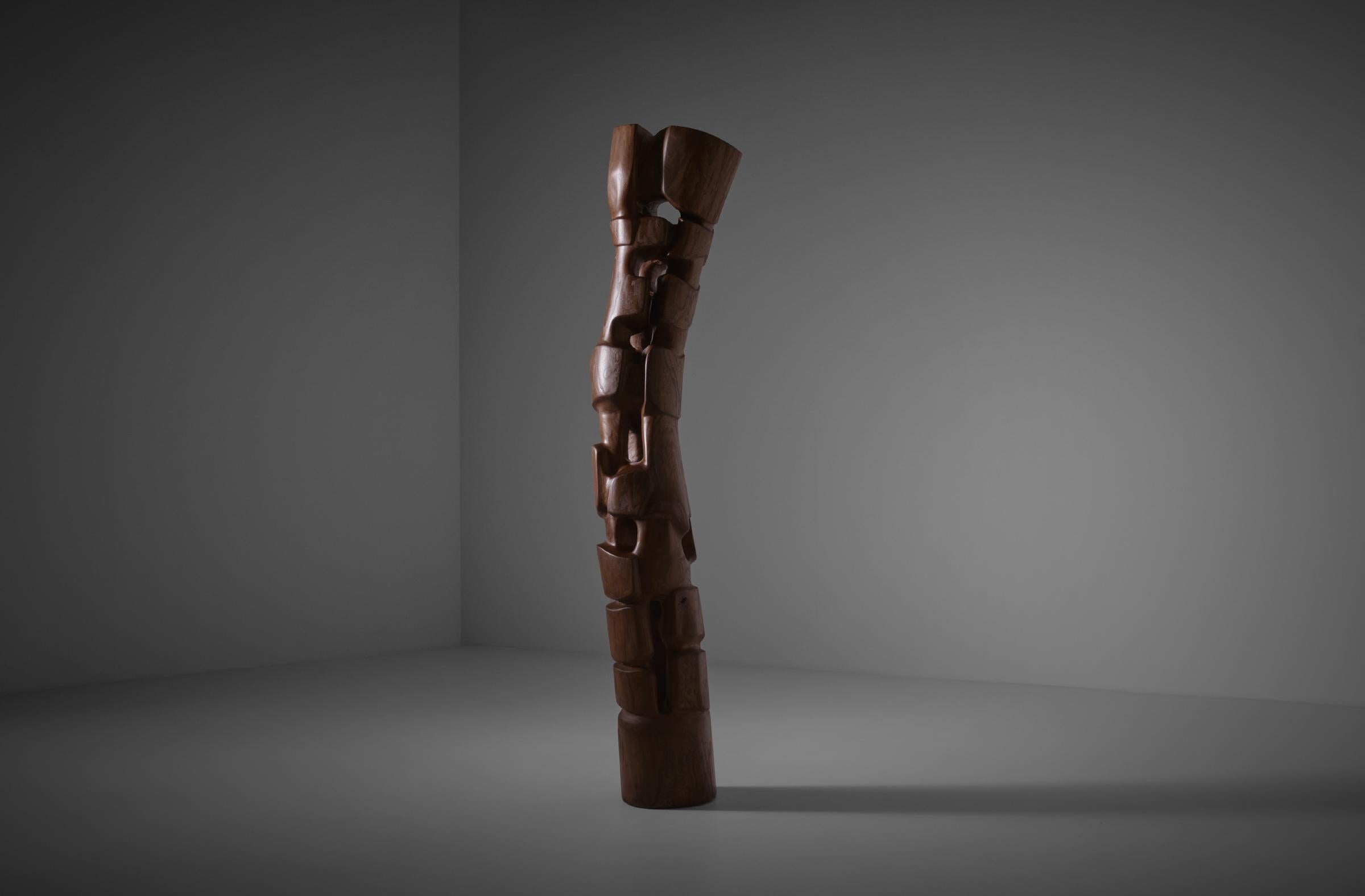 Late 20th Century Large Abstract Elm Wooden TOTEM Sculpture by R. Van't Zelfde, 1970s For Sale