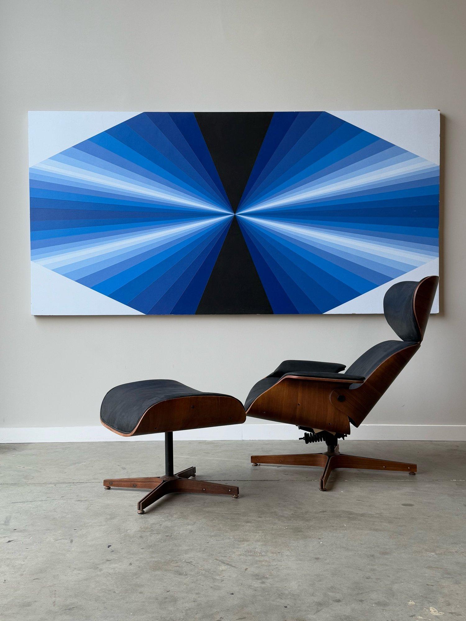 Massive geometrische Malerei mit harten Kanten auf Holz. Dieses Werk zeigt eine große geometrische Form auf weißem Hintergrund. Die Form besteht aus verschiedenen Schattierungen von blauen Ombré-Streifen. Blaue Streifen gehen in Weiß über und