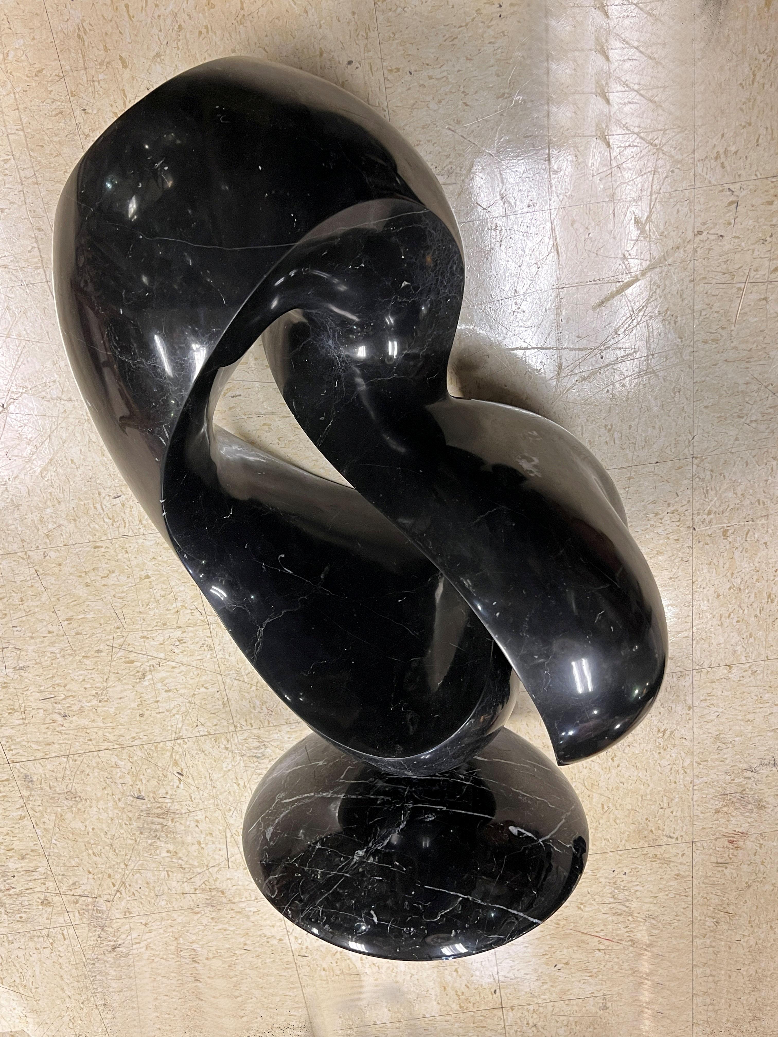 Mid-Century moderno Grande scultura astratta di metà secolo in marmo nero di Ellen Brenner-Sorensen in vendita