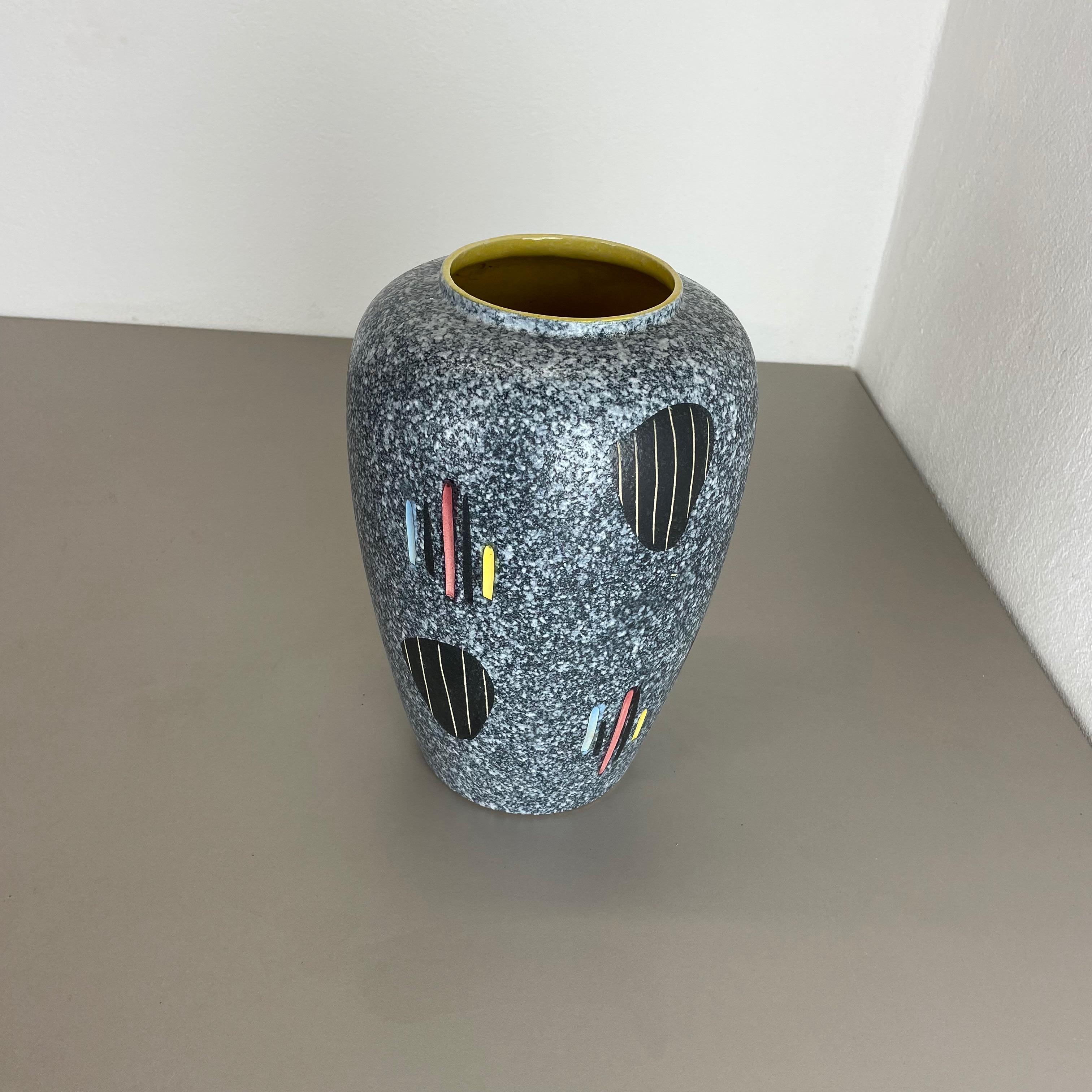 Large Abstract Op Art Pottery Foreign Vase by Scheurich Ceramics, Germany, 1960s In Good Condition For Sale In Kirchlengern, DE