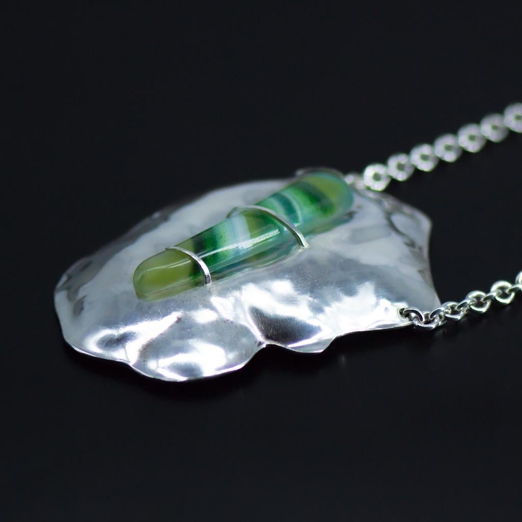 Large Abstract Organic Sculptural Chased Silver Contour Pendant with Green Glass In New Condition For Sale In L-Għarb, MT