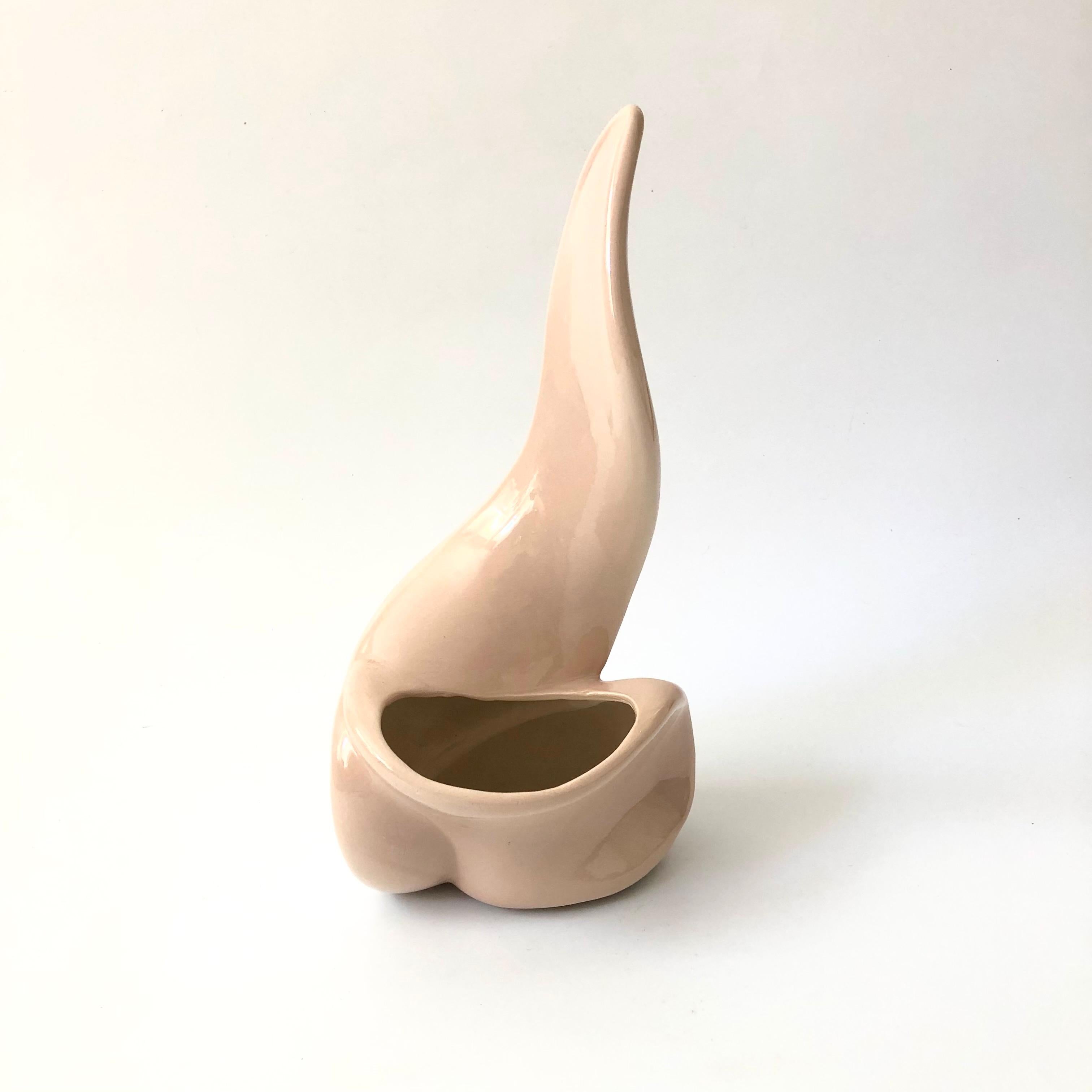 Une grande jardinière vintage postmoderne en céramique. Forme organique abstraite unique. La céramique présente une finition brillante de couleur blush pâle.

