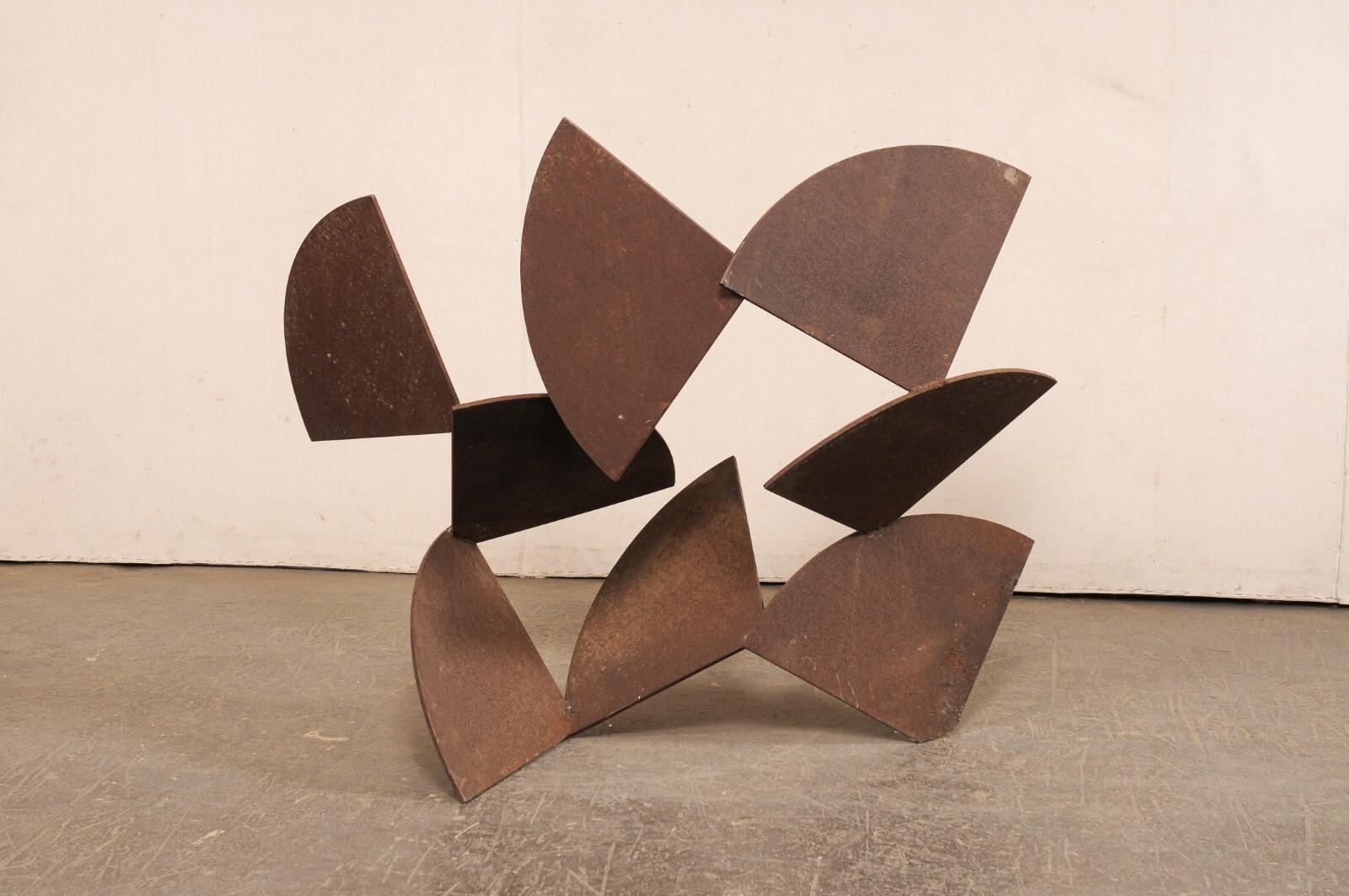 Ein spanisches großformatiges abstraktes Gartenornament aus Eisen aus dem späten 20. Jahrhundert. Diese einzigartige Skulptur eines unbekannten Künstlers aus Spanien hat ein abstraktes Design in Form eines viertelrunden Keils. Dieses Stück wurde aus
