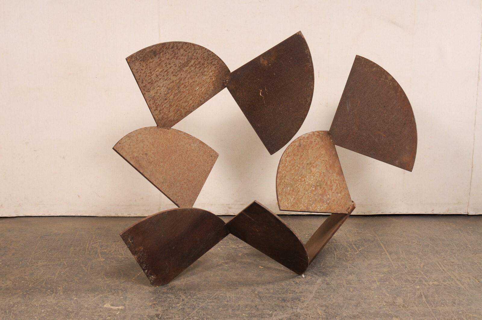 Große abstrakte spanische Gartenskulptur aus Eisen mit grauer verwitterter Patina! im Angebot 2