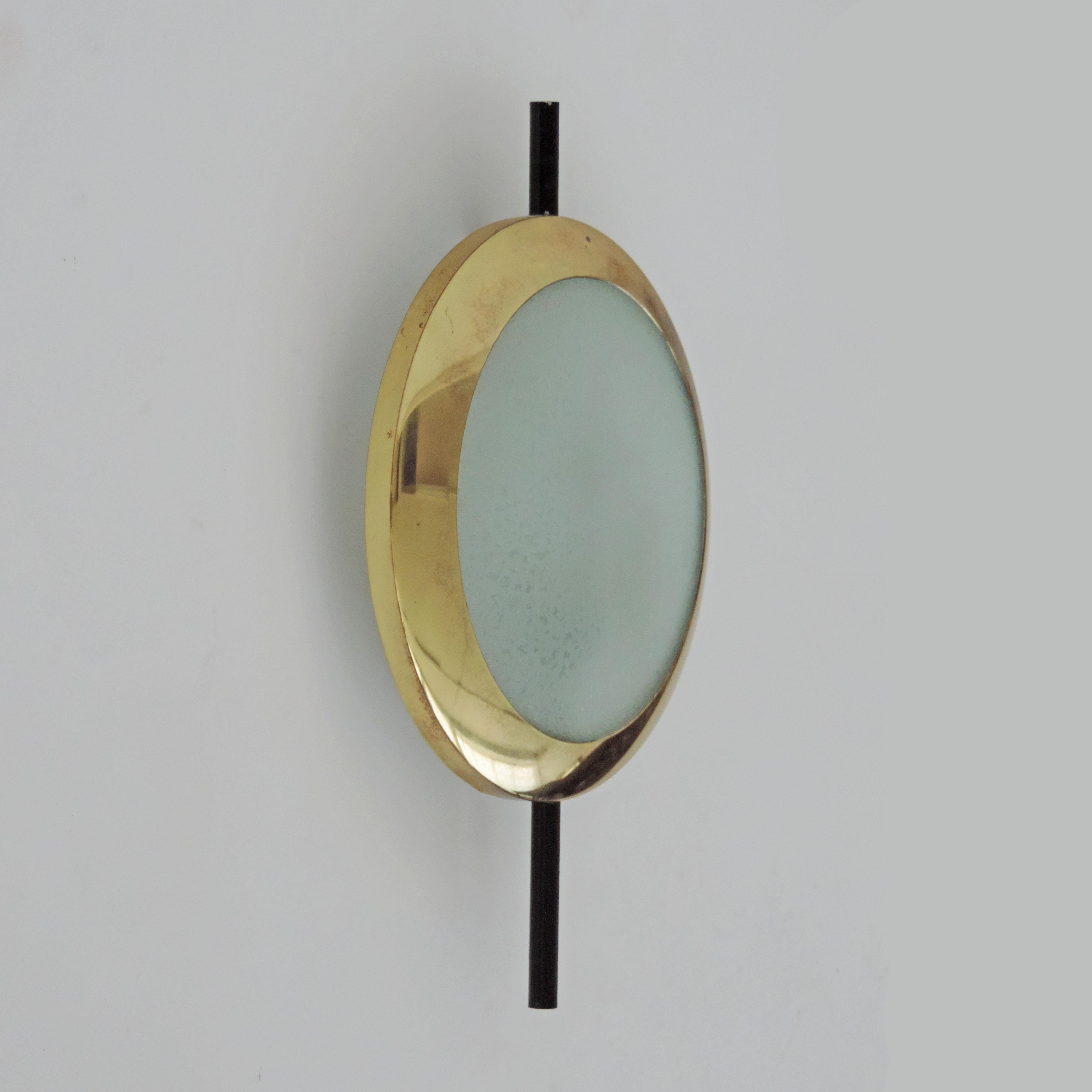 Pressed Large Abstract Stilnovo Wall Lamp in Brass and Glass, Italy 1950s For Sale