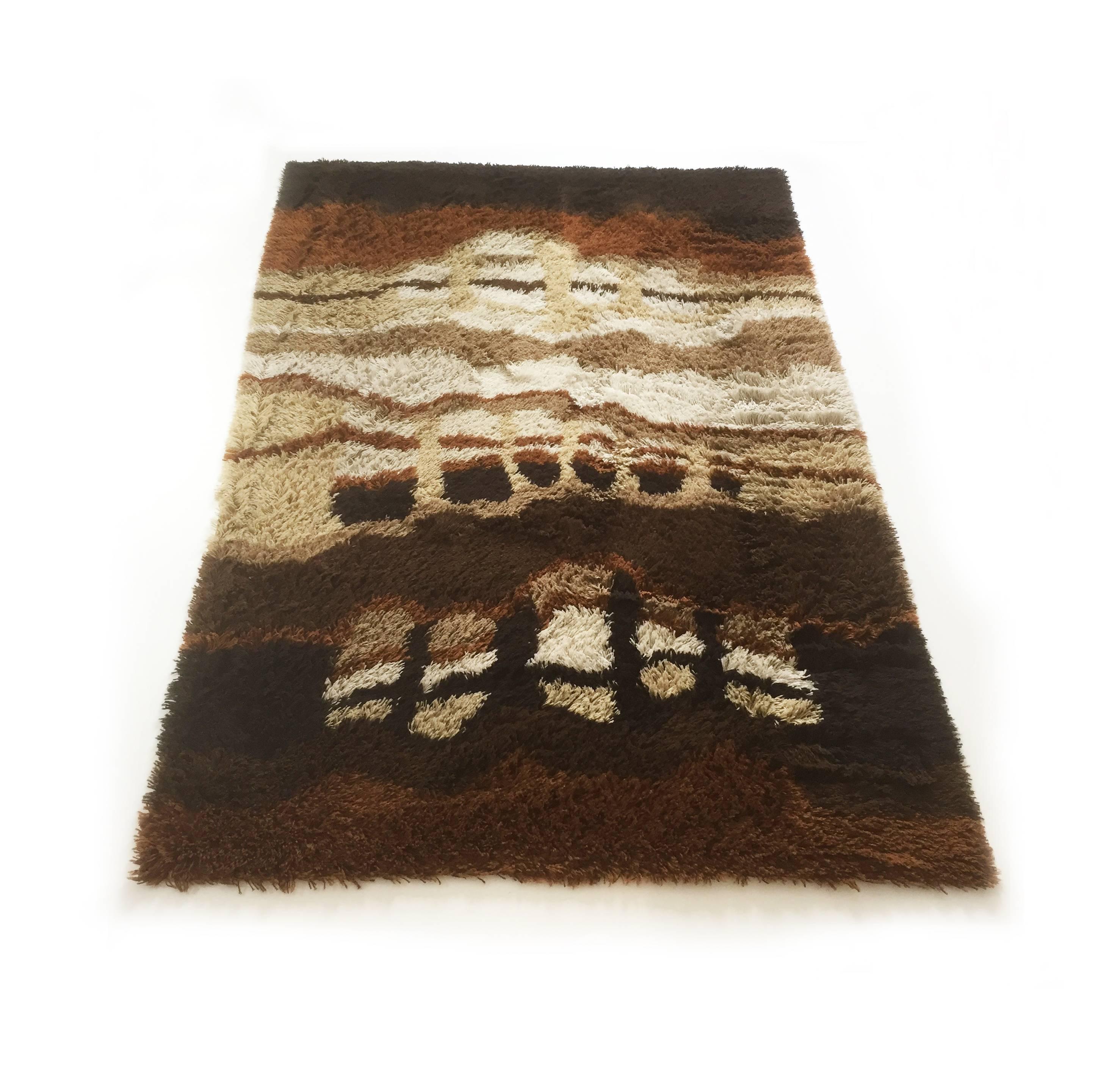 Article:

Original huge Rya rug


Decade:

1970s


Origin:

Netherlands


Producer:

Desso



This rug is a great example of 1970s pop art interior. Made in high quality Rya handmade weaving technique. This high quality Rya rug