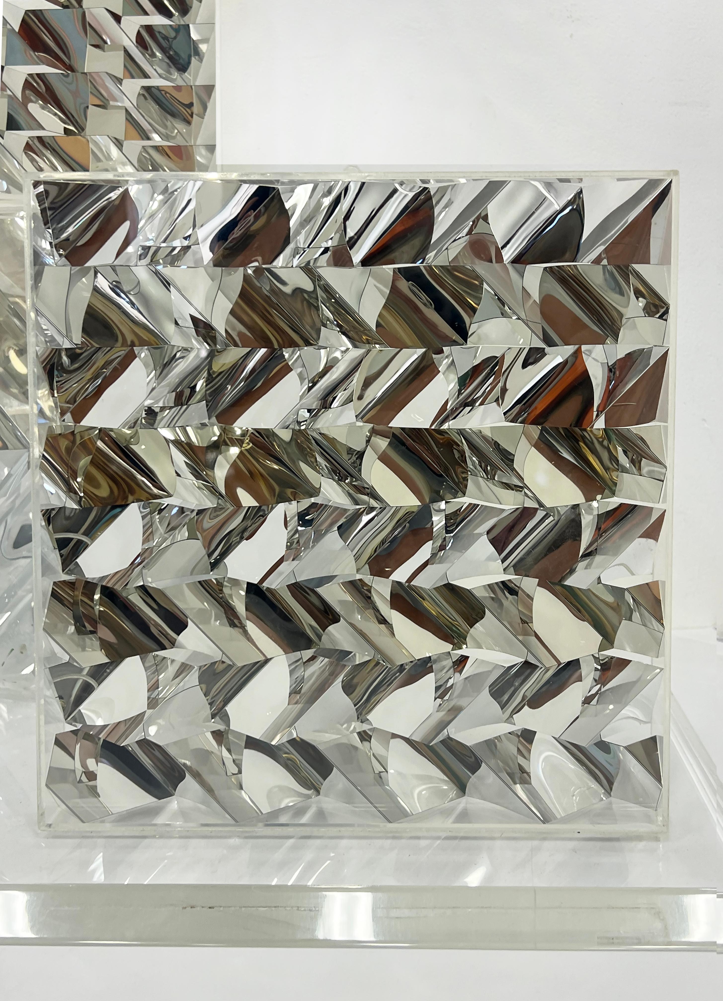 Moderno Grande scultura astratta vintage in lucite con specchio di Michael Michaeledes in vendita