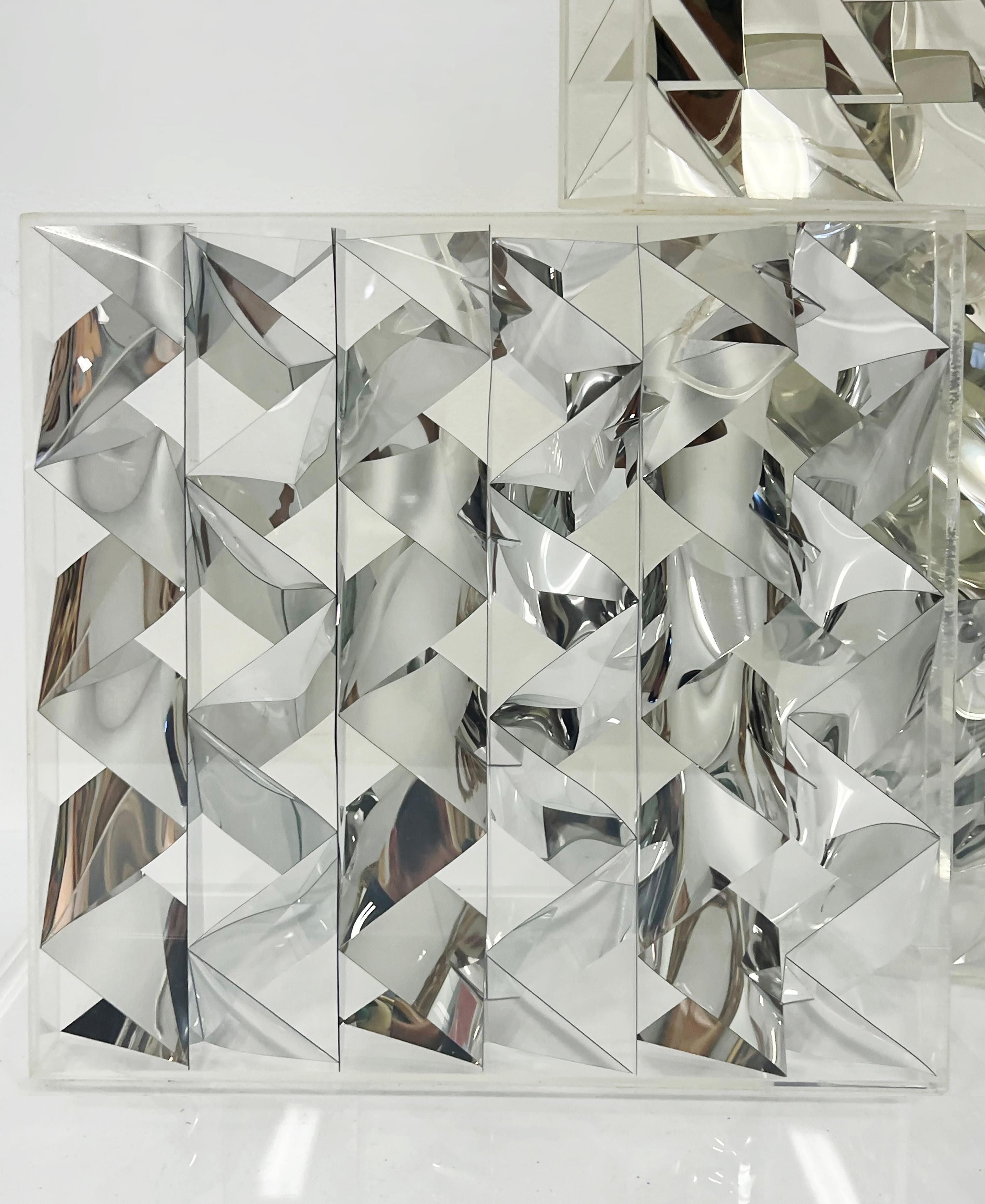 Britannico Grande scultura astratta vintage in lucite con specchio di Michael Michaeledes in vendita