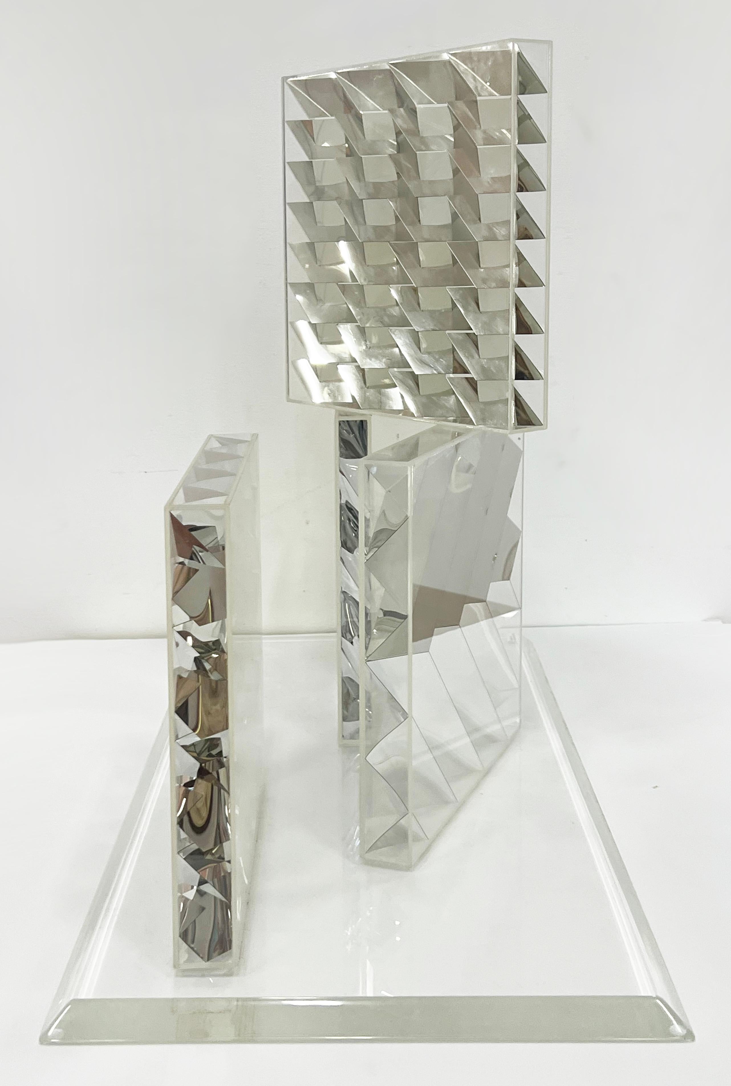 Grande scultura astratta vintage in lucite con specchio di Michael Michaeledes In condizioni buone in vendita a Miami, FL