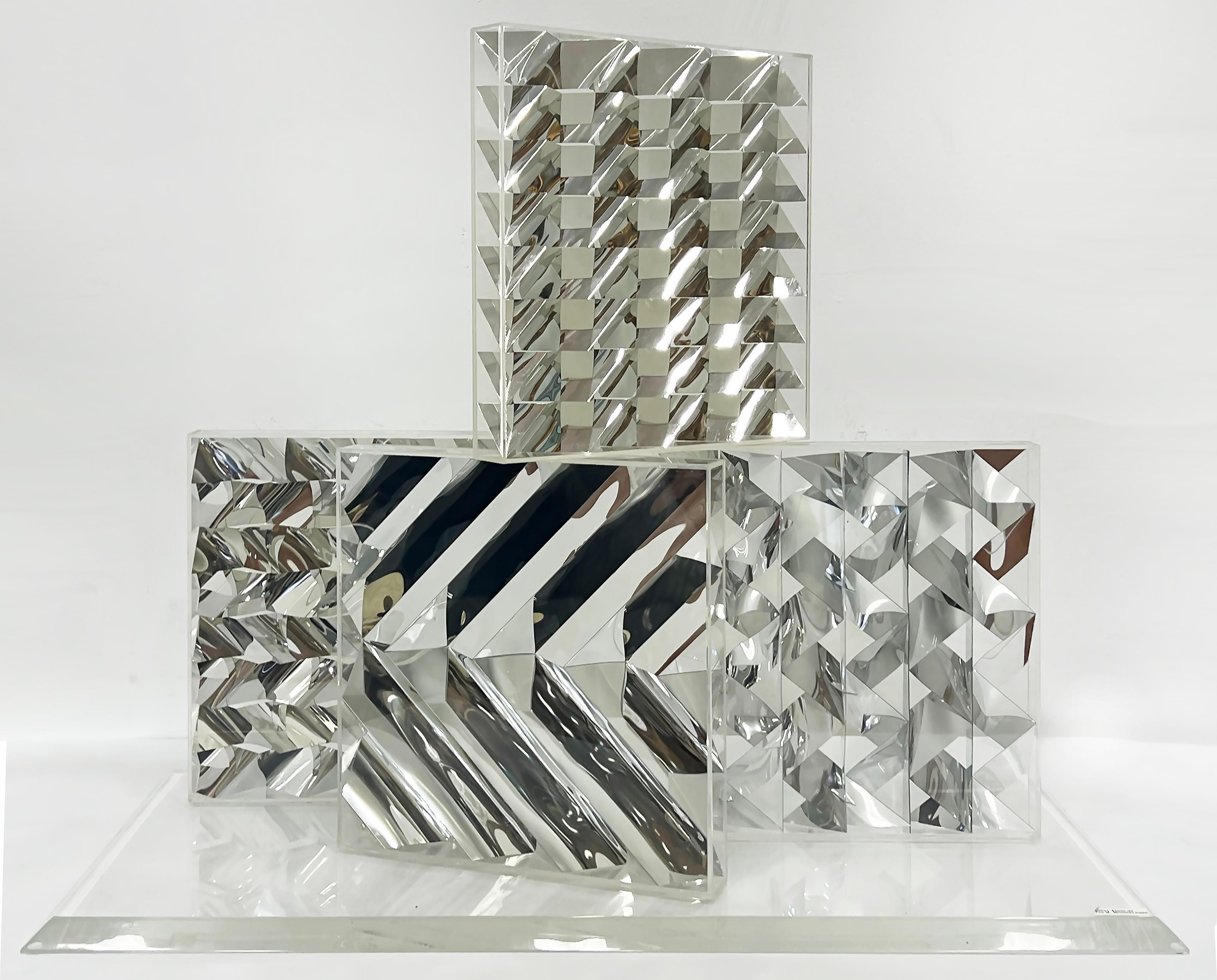 XX secolo Grande scultura astratta vintage in lucite con specchio di Michael Michaeledes in vendita