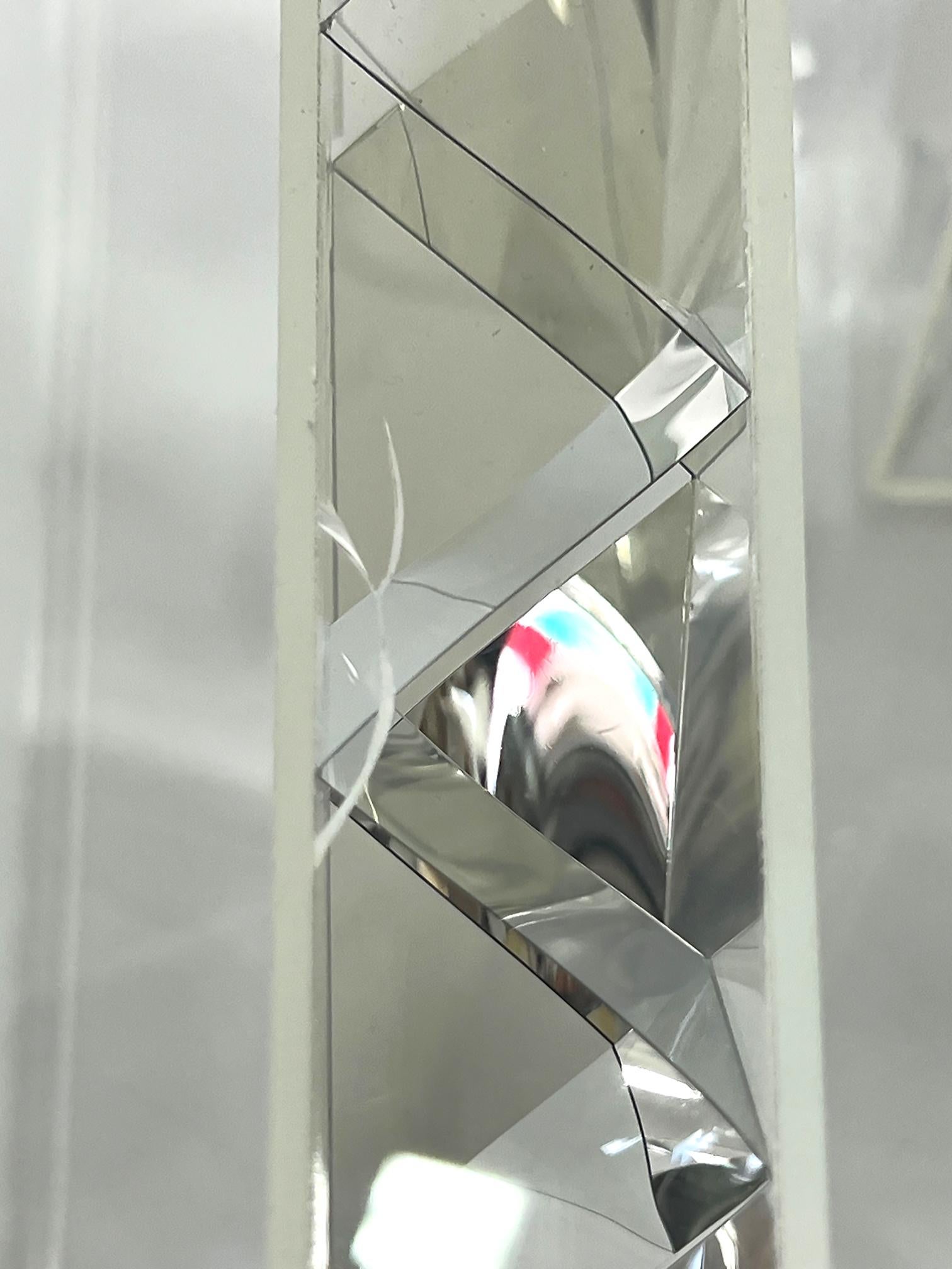 Acrilico Grande scultura astratta vintage in lucite con specchio di Michael Michaeledes in vendita