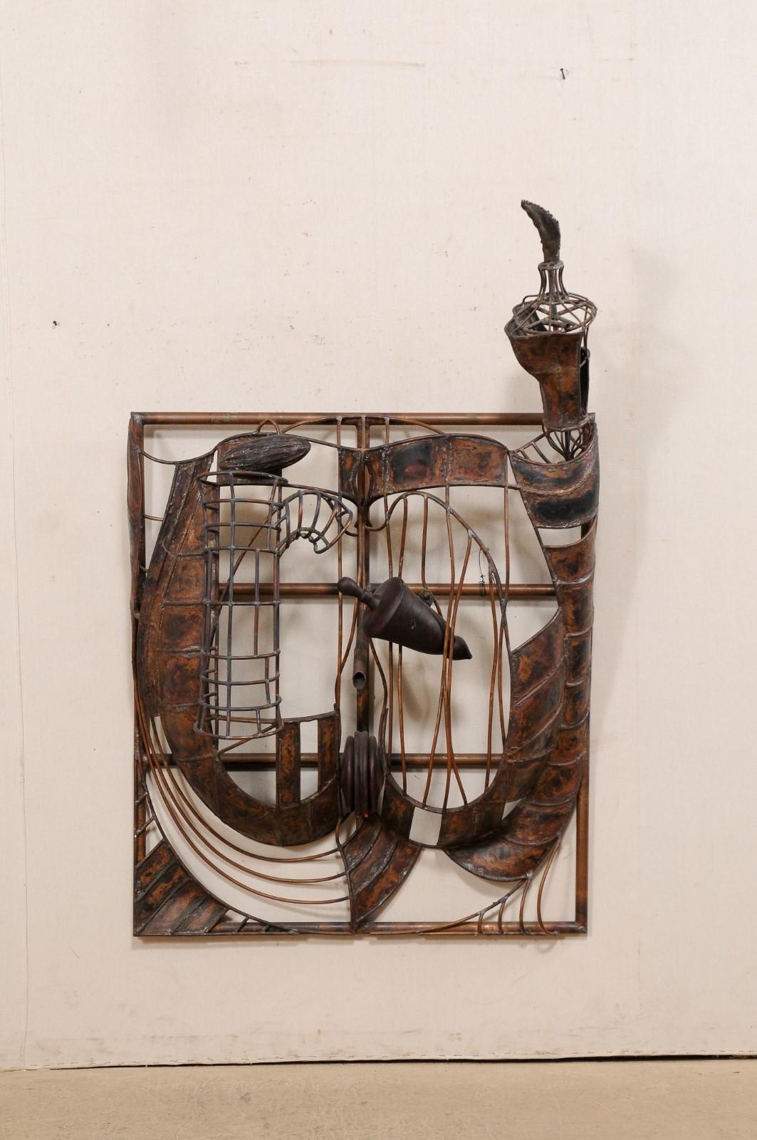 Cette pièce fantaisiste est une sculpture murale abstraite en cuivre, réalisée par l'artiste américain James Welty de Charlottesville, en Virginie, vers 1987. Cette sculpture vintage, au design d'influence brutaliste, a été créée en cuivre et est
