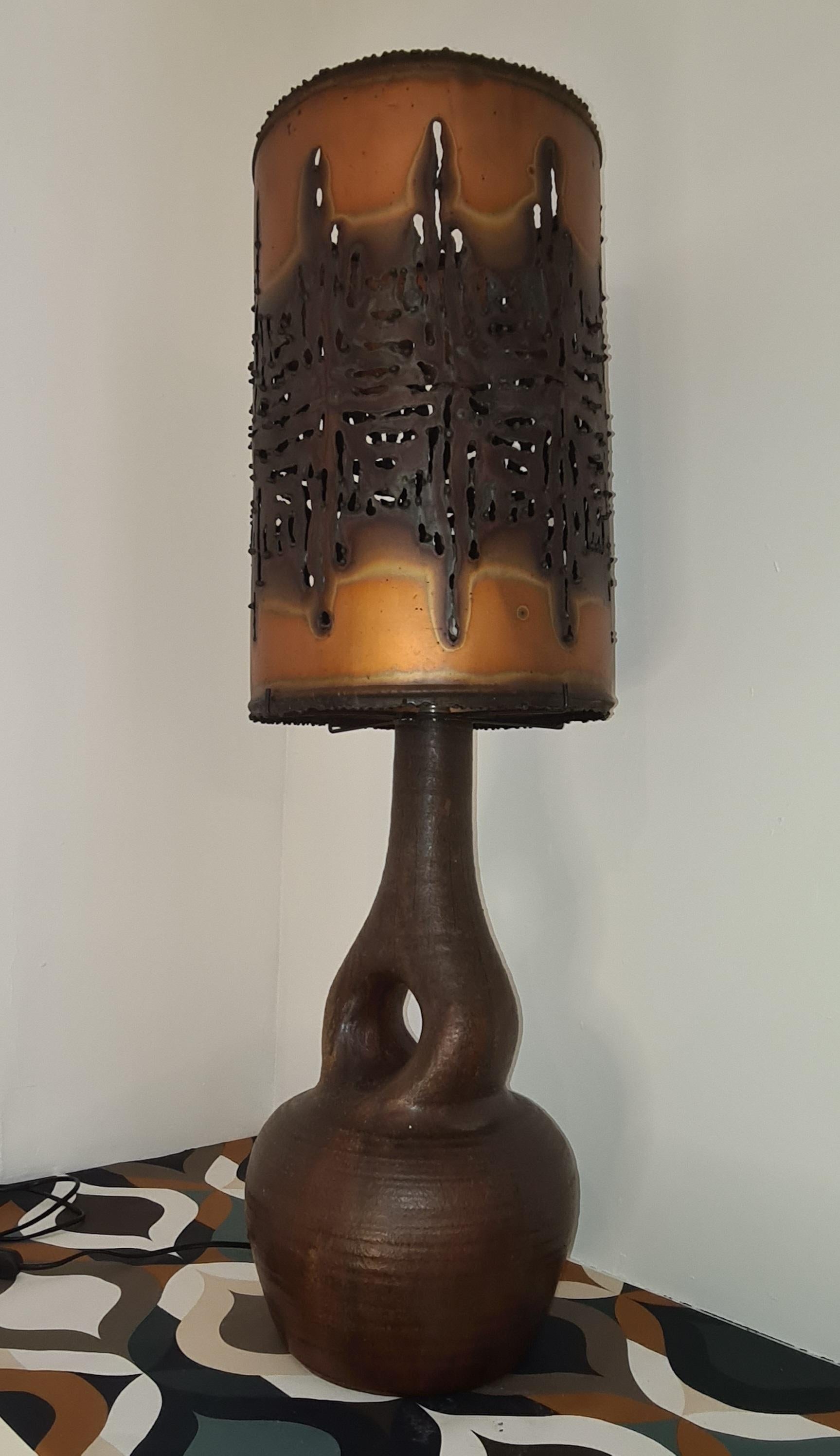 20ième siècle Grande lampe d'accentuation avec abat-jour en cuivre perforé en vente