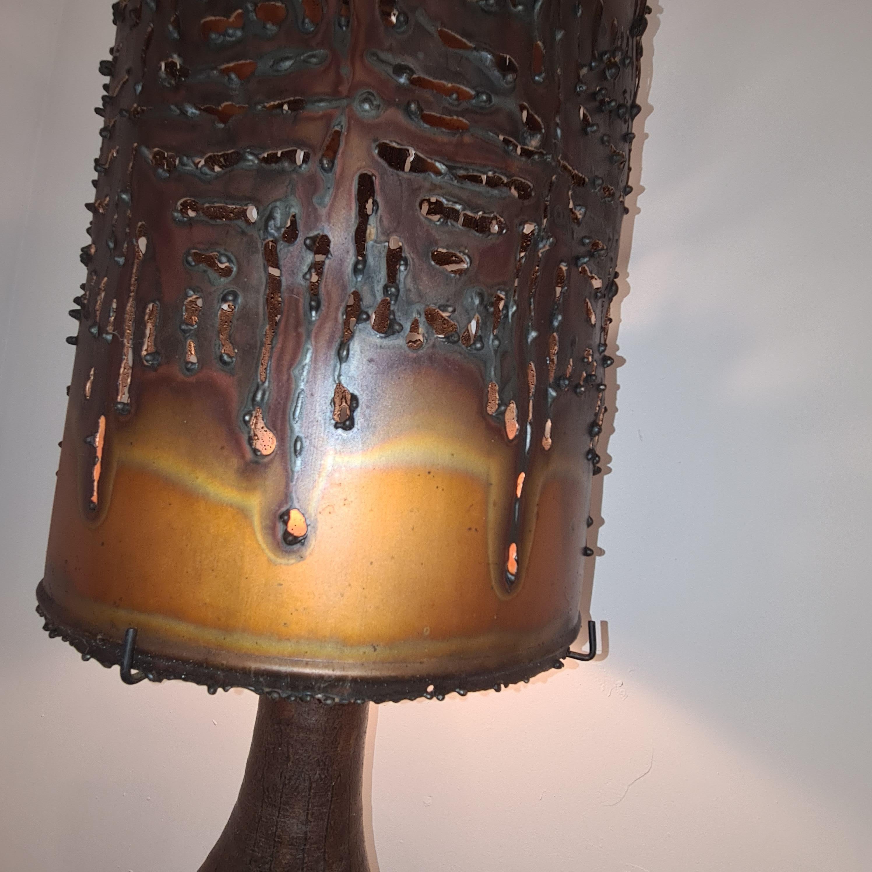 Grande lampe d'accentuation avec abat-jour en cuivre perforé en vente 2
