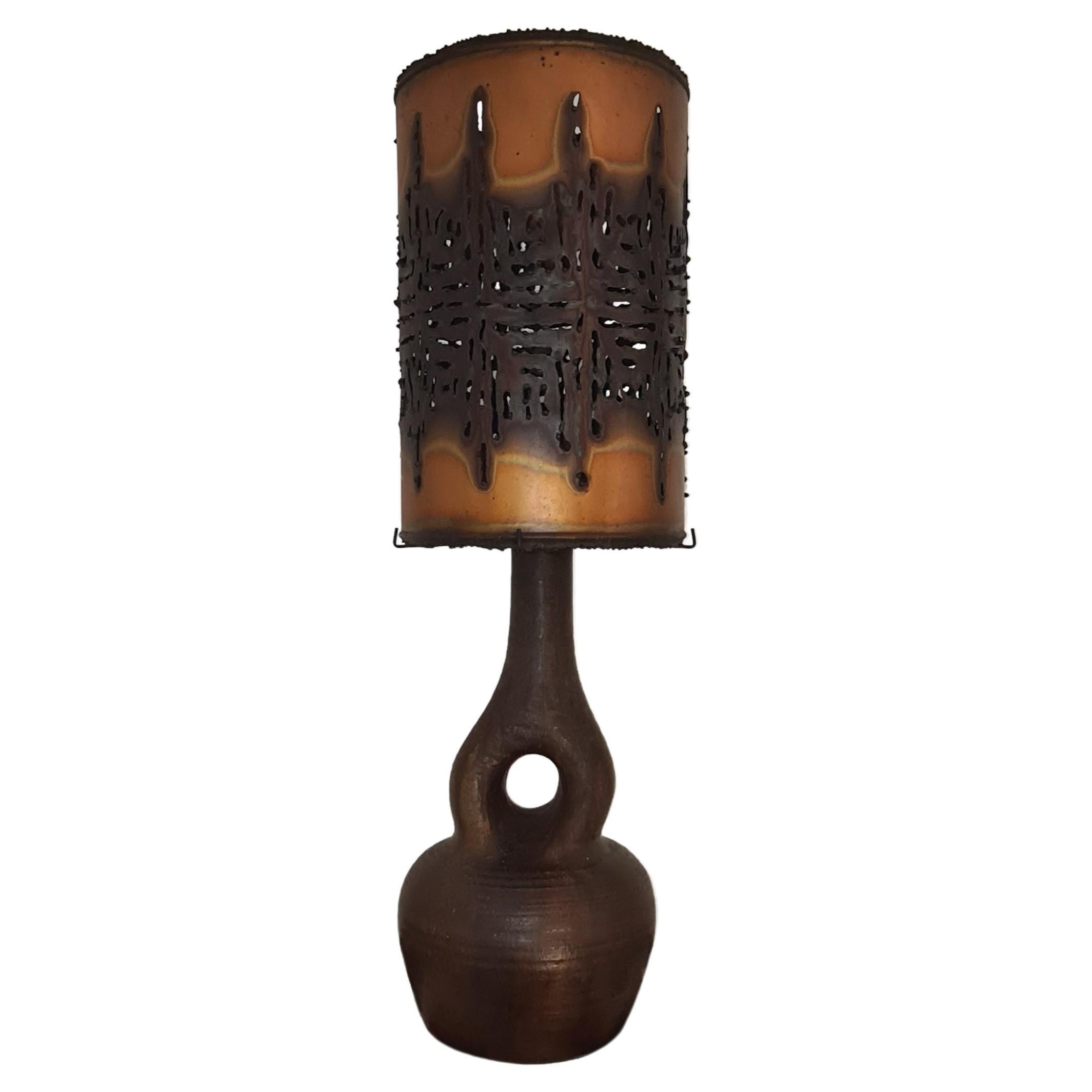 Grande lampe d'accentuation avec abat-jour en cuivre perforé en vente