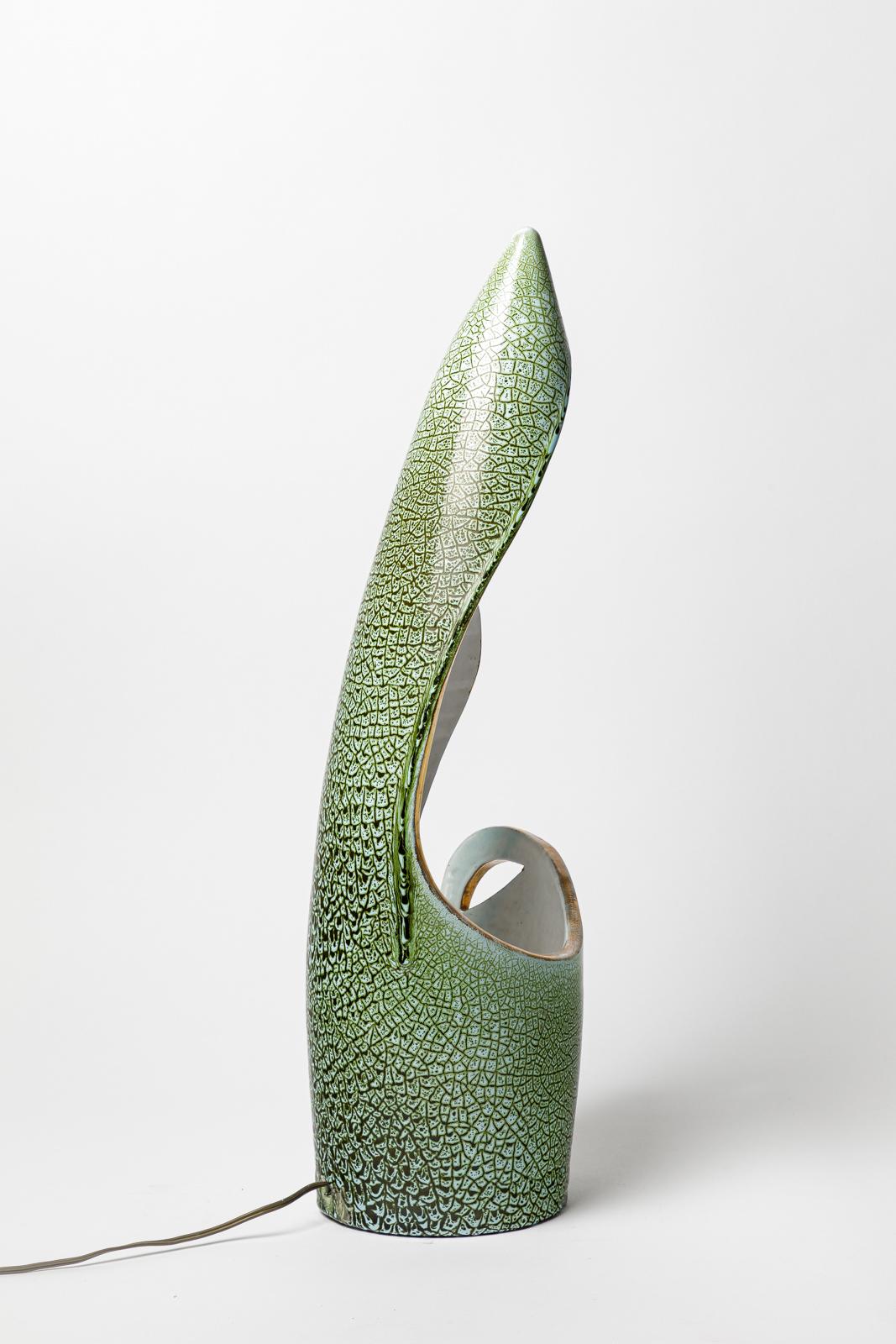 Français Grande lampe de table accolayr flammée blanc vert et or design 1950 57 cm en vente