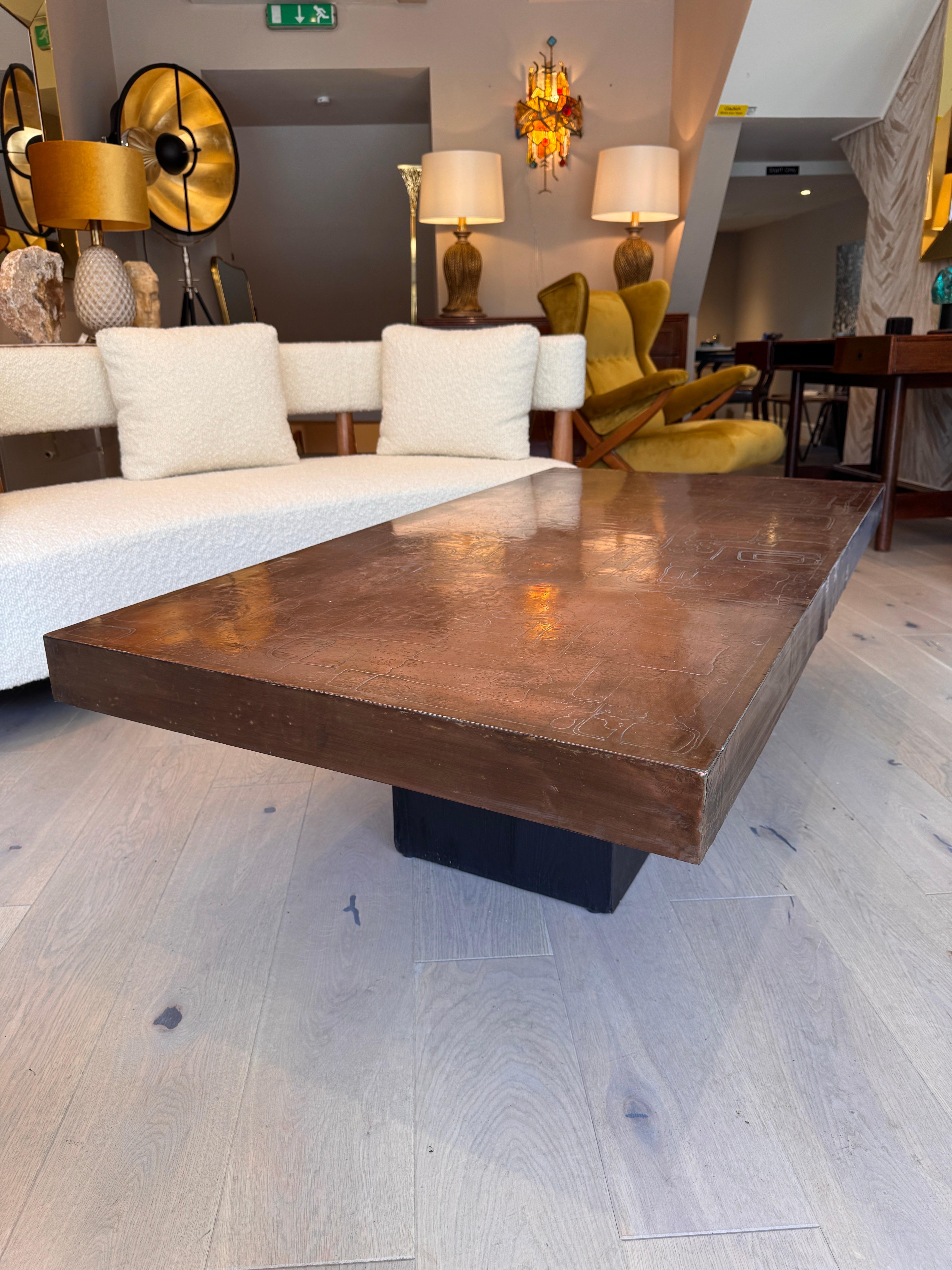 Buriné Grande table basse en cuivre gravé à l'acide en vente
