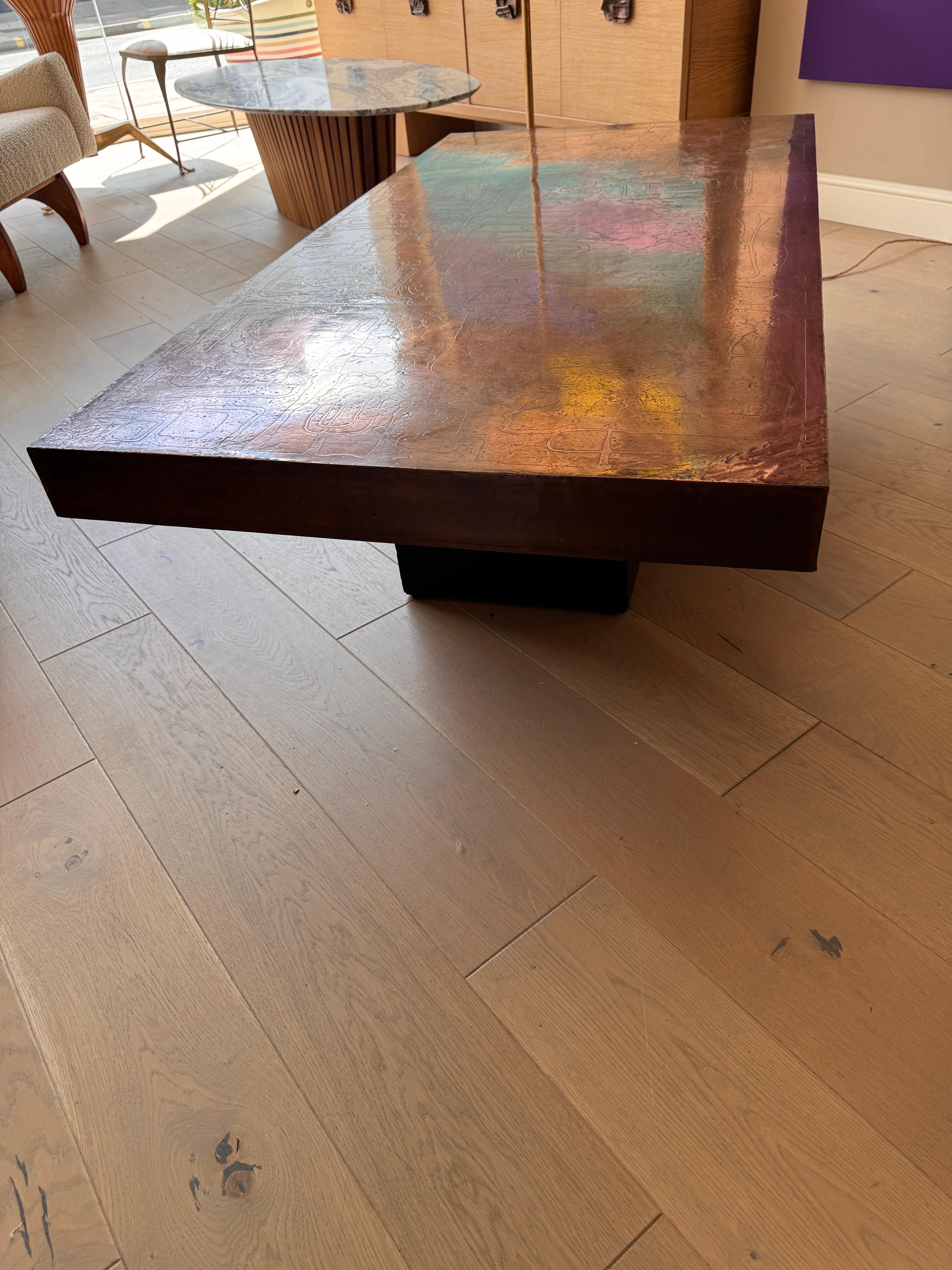 20ième siècle Grande table basse en cuivre gravé à l'acide en vente