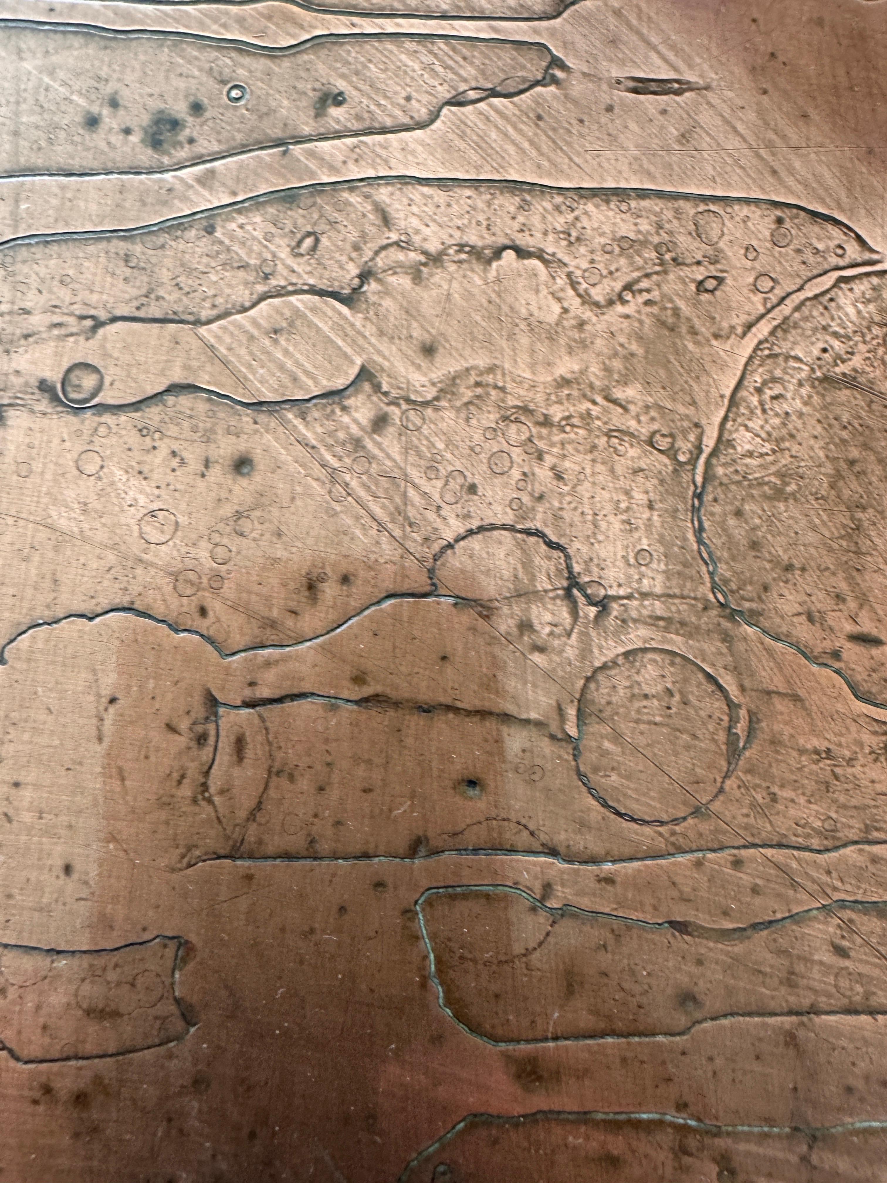 Cuivre Grande table basse en cuivre gravé à l'acide en vente