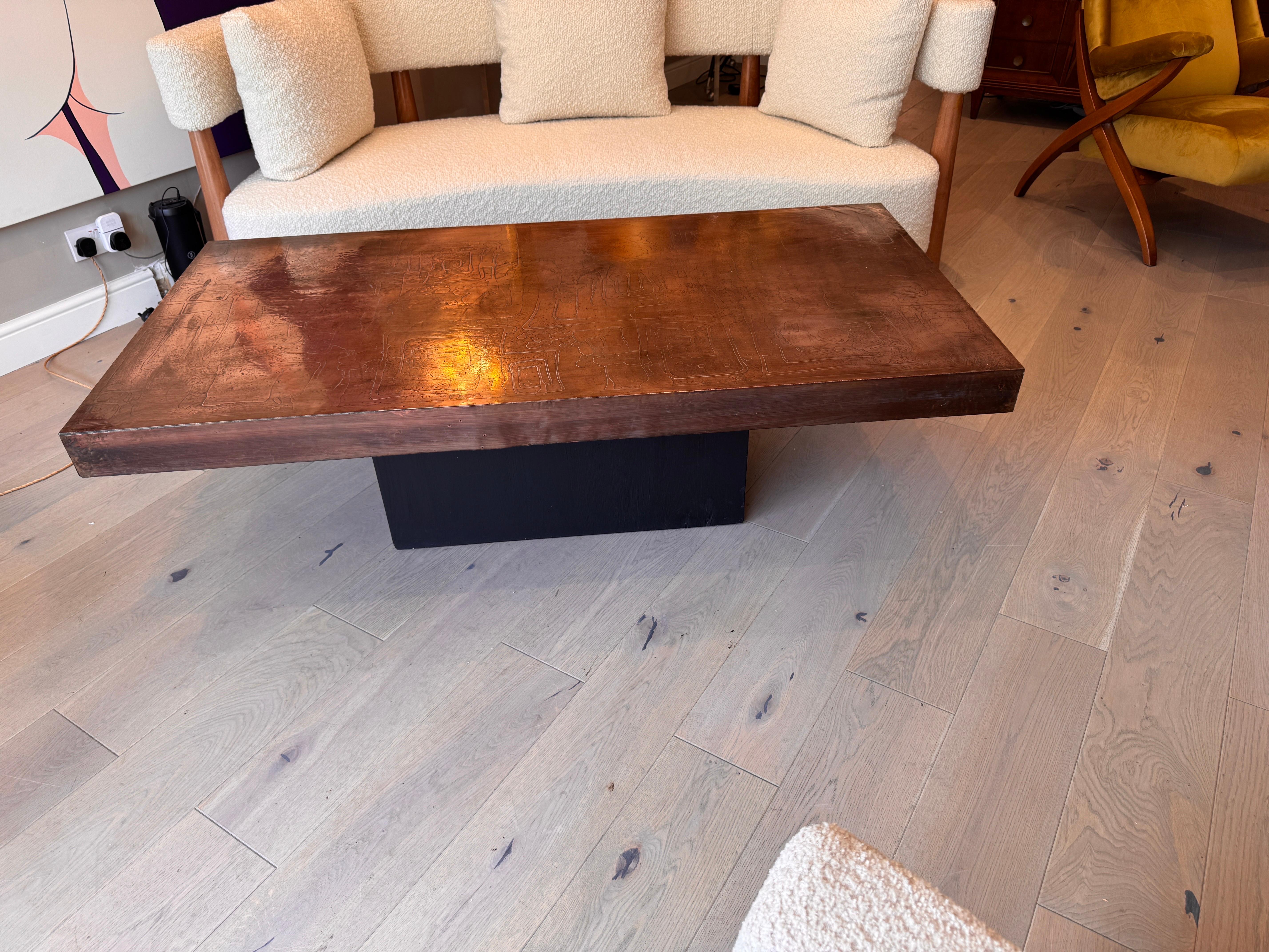 Grande table basse en cuivre gravé à l'acide en vente 1