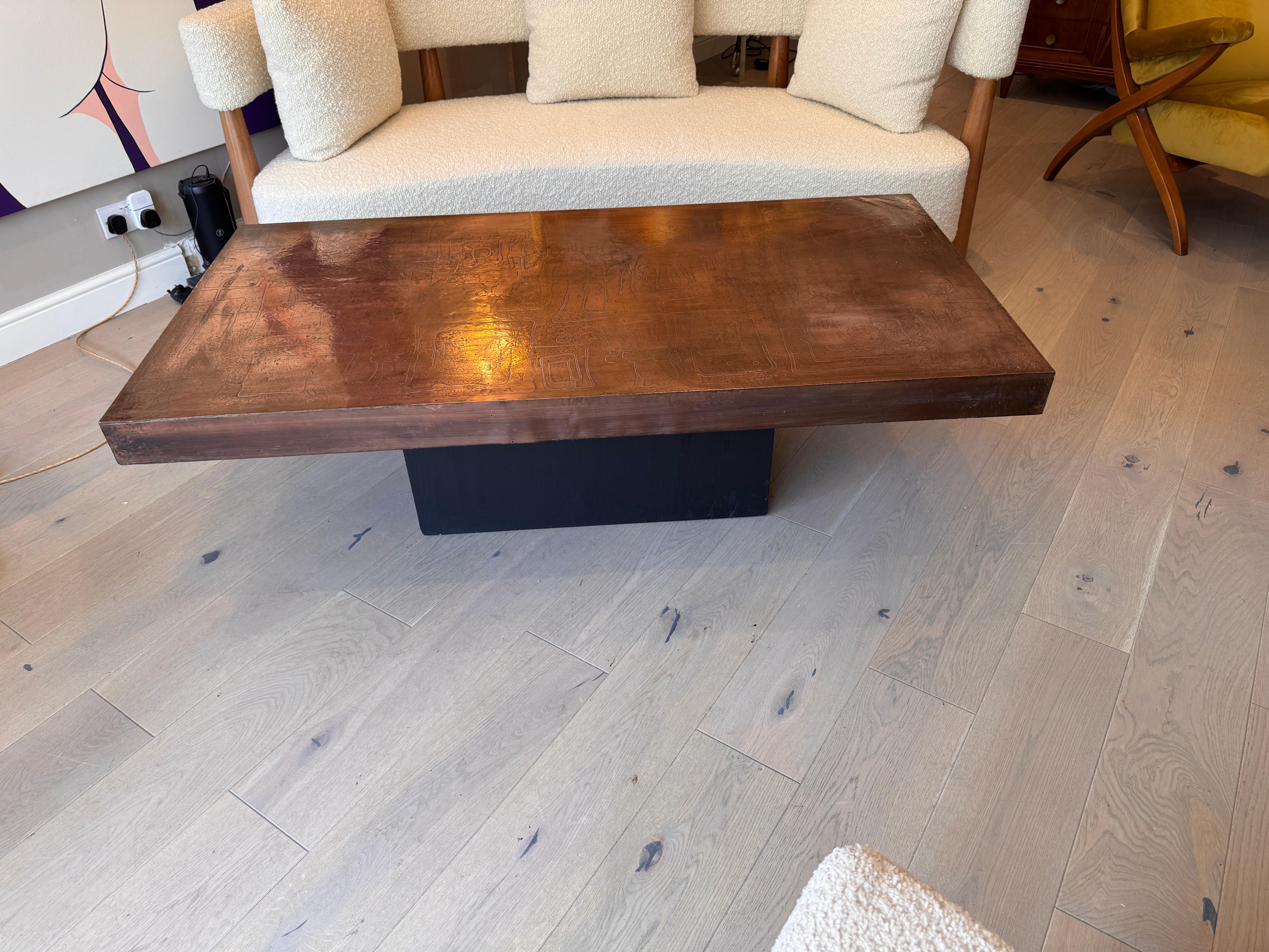 Grande table basse en cuivre gravé à l'acide en vente 2