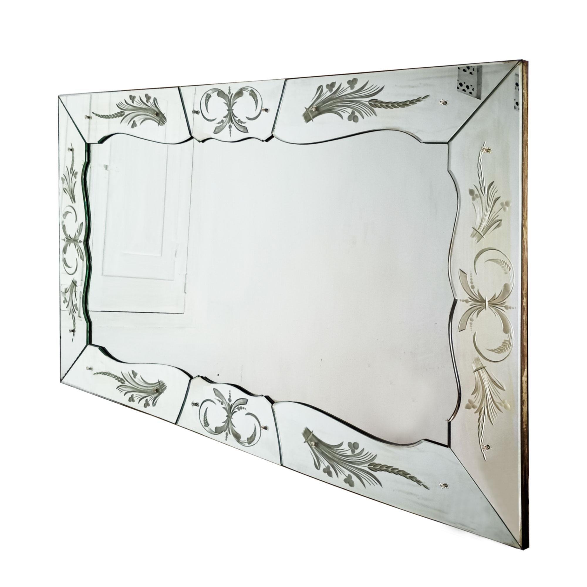 Grand miroir gravé à l'acide monté sur bois (verre central récent).

France vers 1940