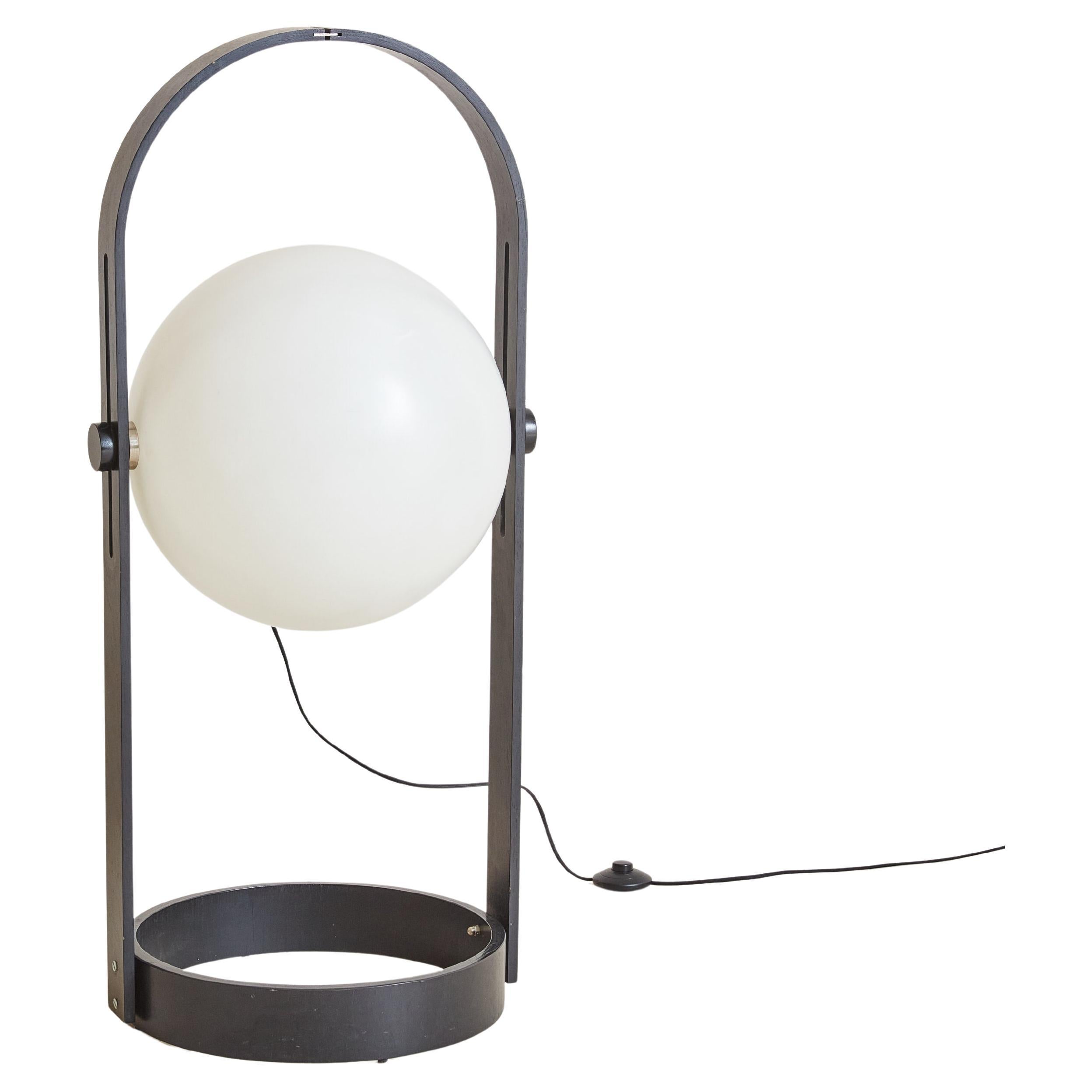 Grande lampada da terra a globo in acrilico attribuita a Temde Leuchten, Svizzera anni '60