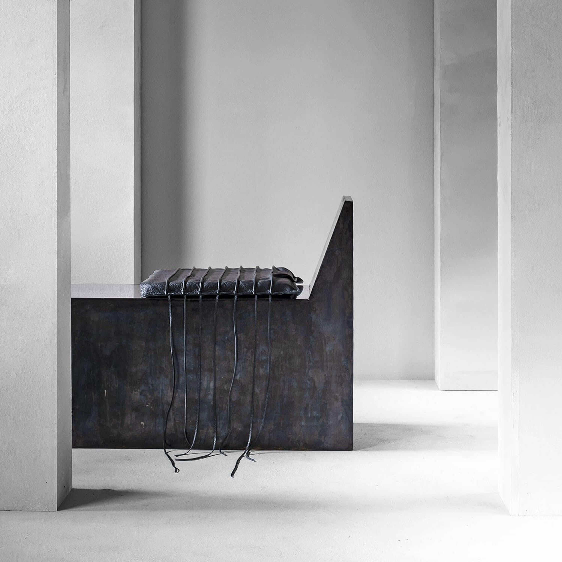 Sgabello AD grande 2.0 di Arno Declercq
Materiali: Acciaio bruciato e sedile in gomma
Misure: L. 152 x P. 38 x H. 69 cm


Arno Declercq
Designer e mercante d'arte belga che realizza oggetti su misura con passione per il design, l'atmosfera, la