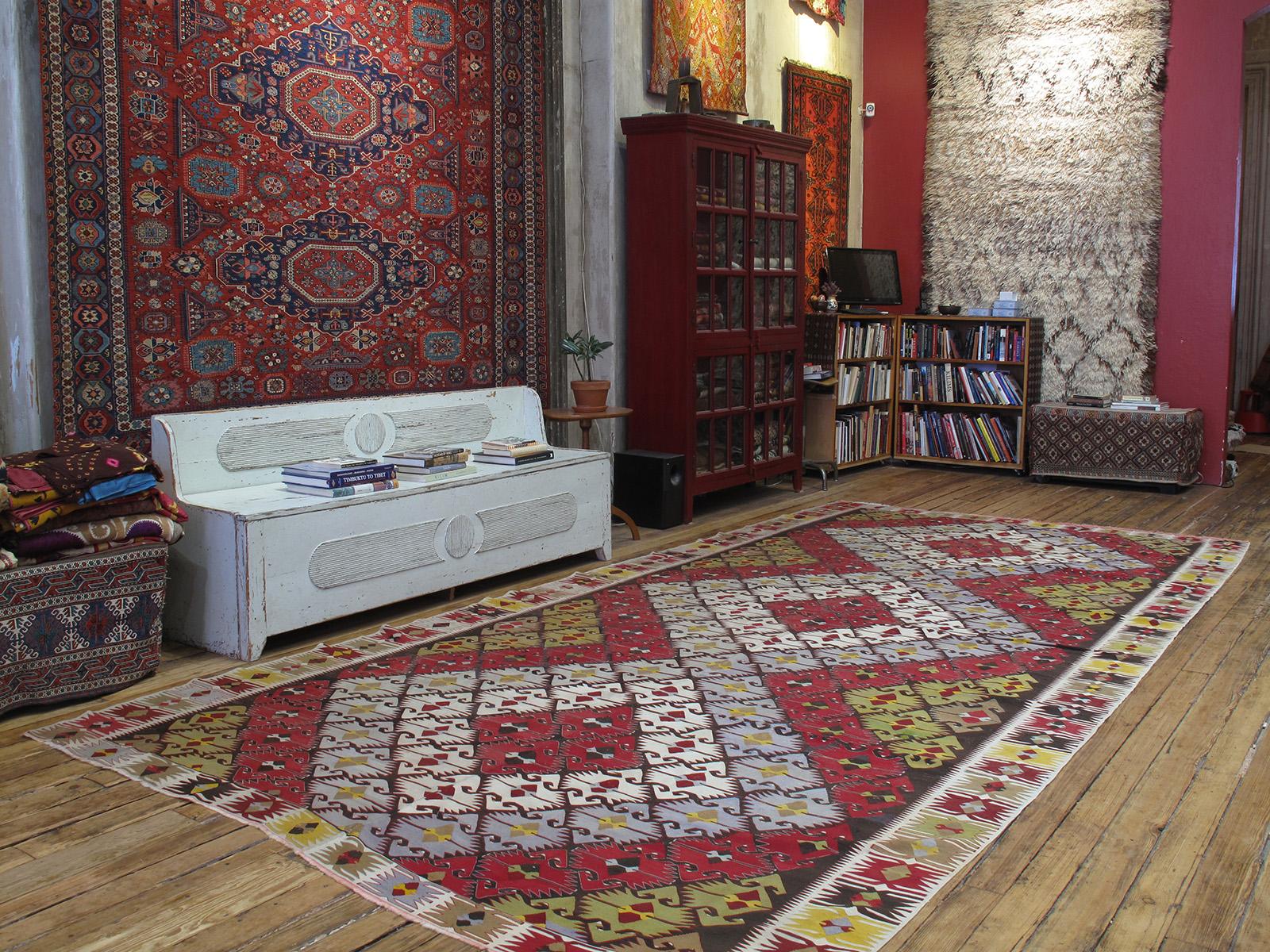 Un Kilim turc classique d'une taille inhabituellement grande. Tissé en deux moitiés symétriques, comme il est caractéristique de ce type.
