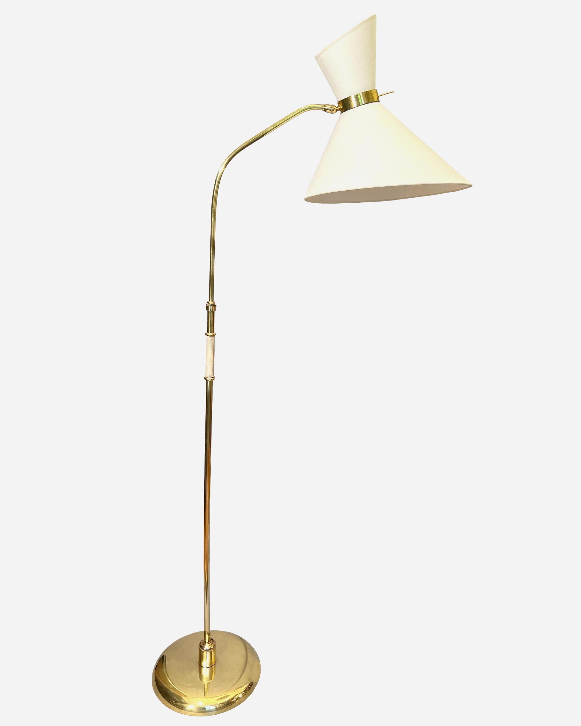 Large extendable and adjustable floor lamp by Maison Lunel, produced between 1950 and 1960.
This floor lamp is made of polished brass, with a large ball-and-socket joint embedded in the base, allowing it to be swivelled in all directions. The