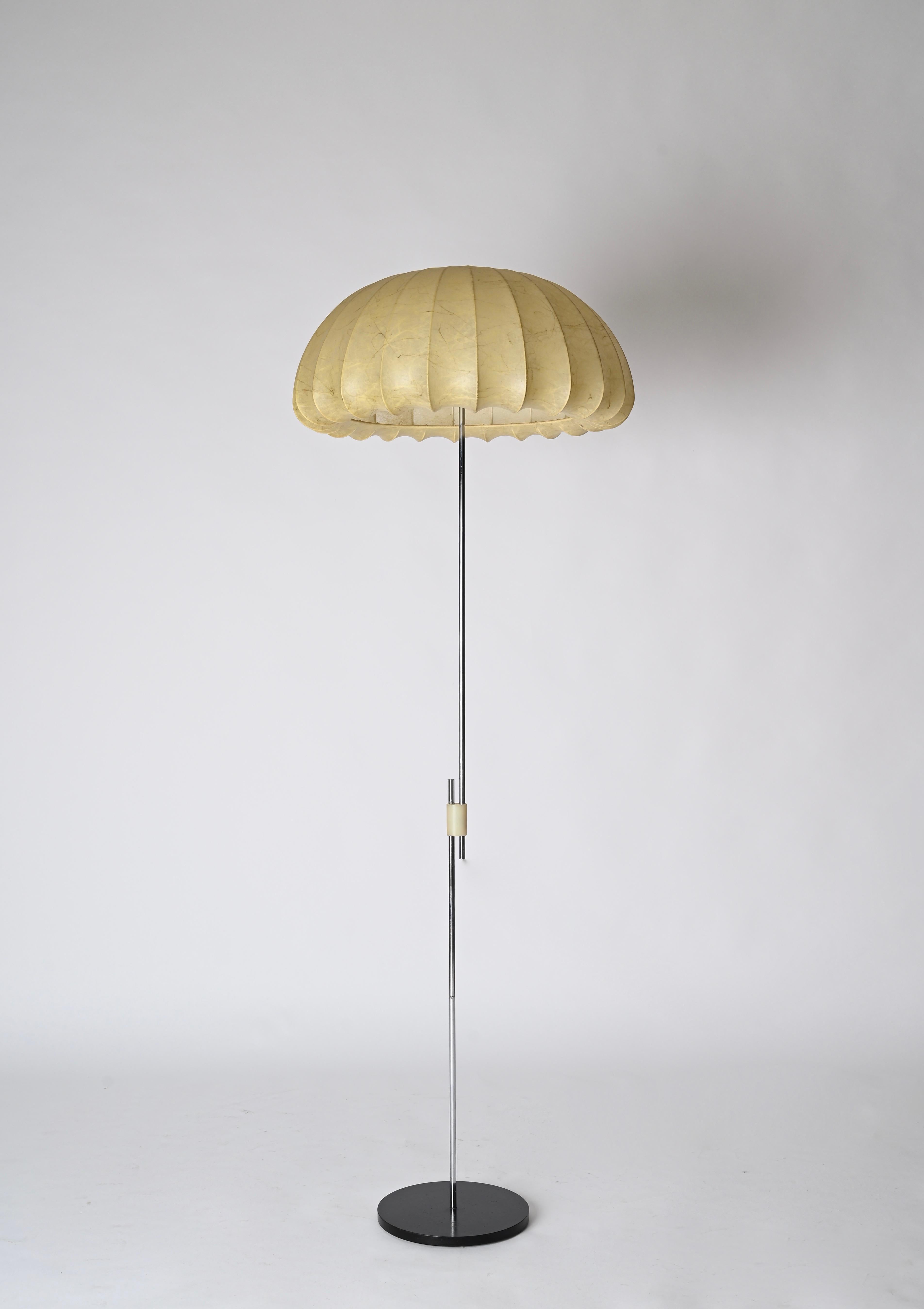 Gran lámpara de pie Cocoon beige regulable en cromo by Castiglioni, Italia 1960 en venta 2