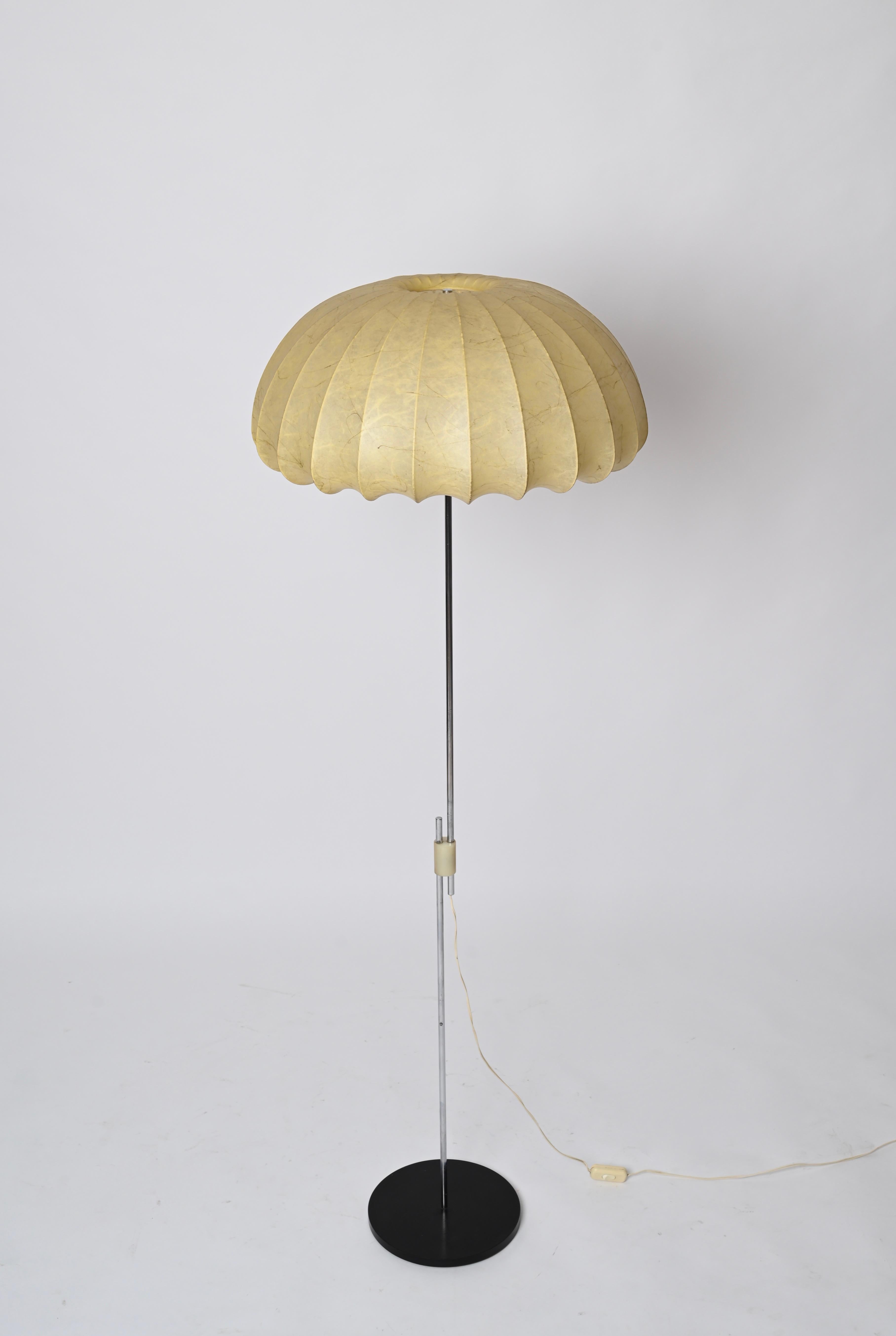 Gran lámpara de pie Cocoon beige regulable en cromo by Castiglioni, Italia 1960 en venta 5