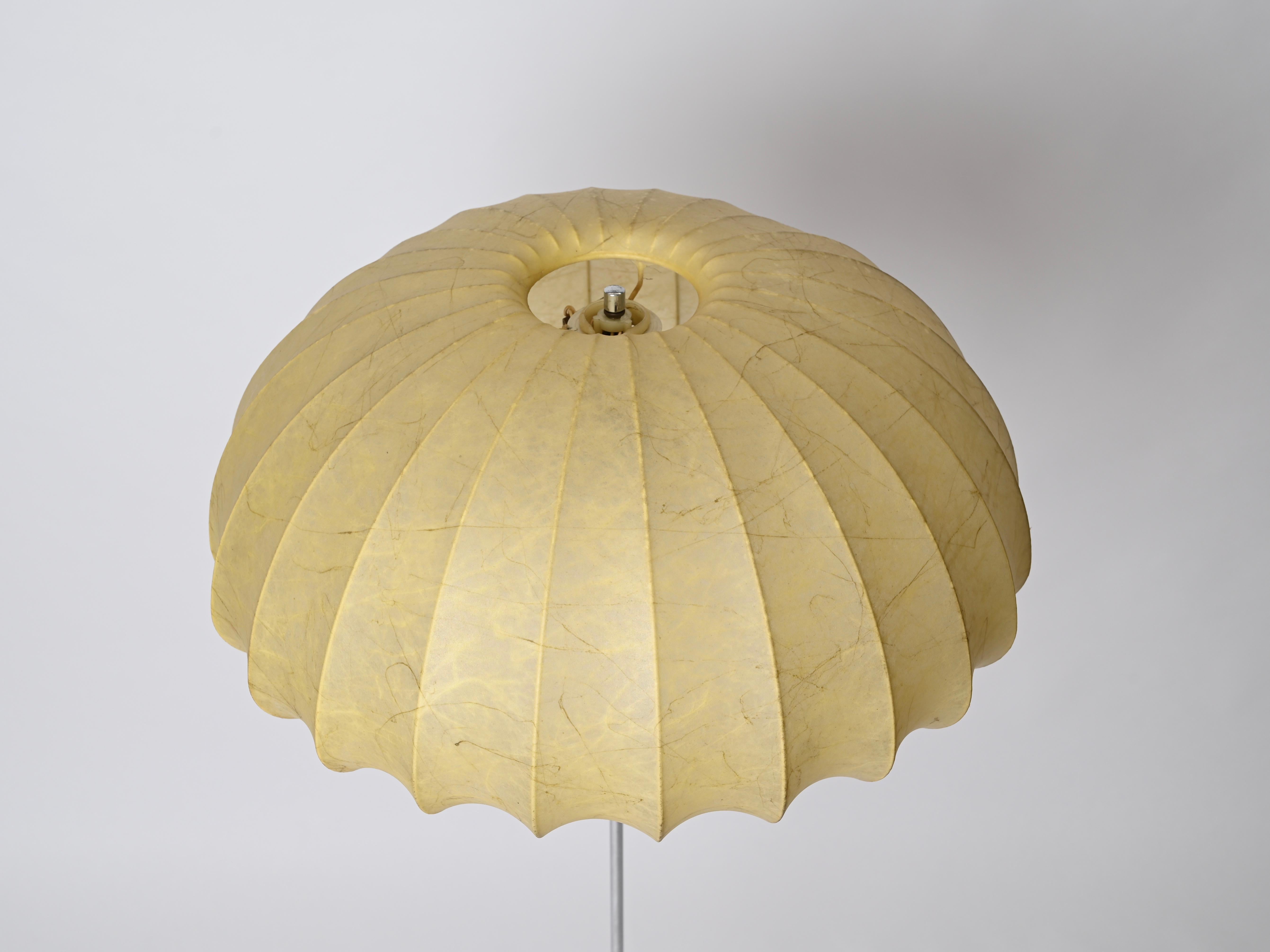 Gran lámpara de pie Cocoon beige regulable en cromo by Castiglioni, Italia 1960 en venta 6