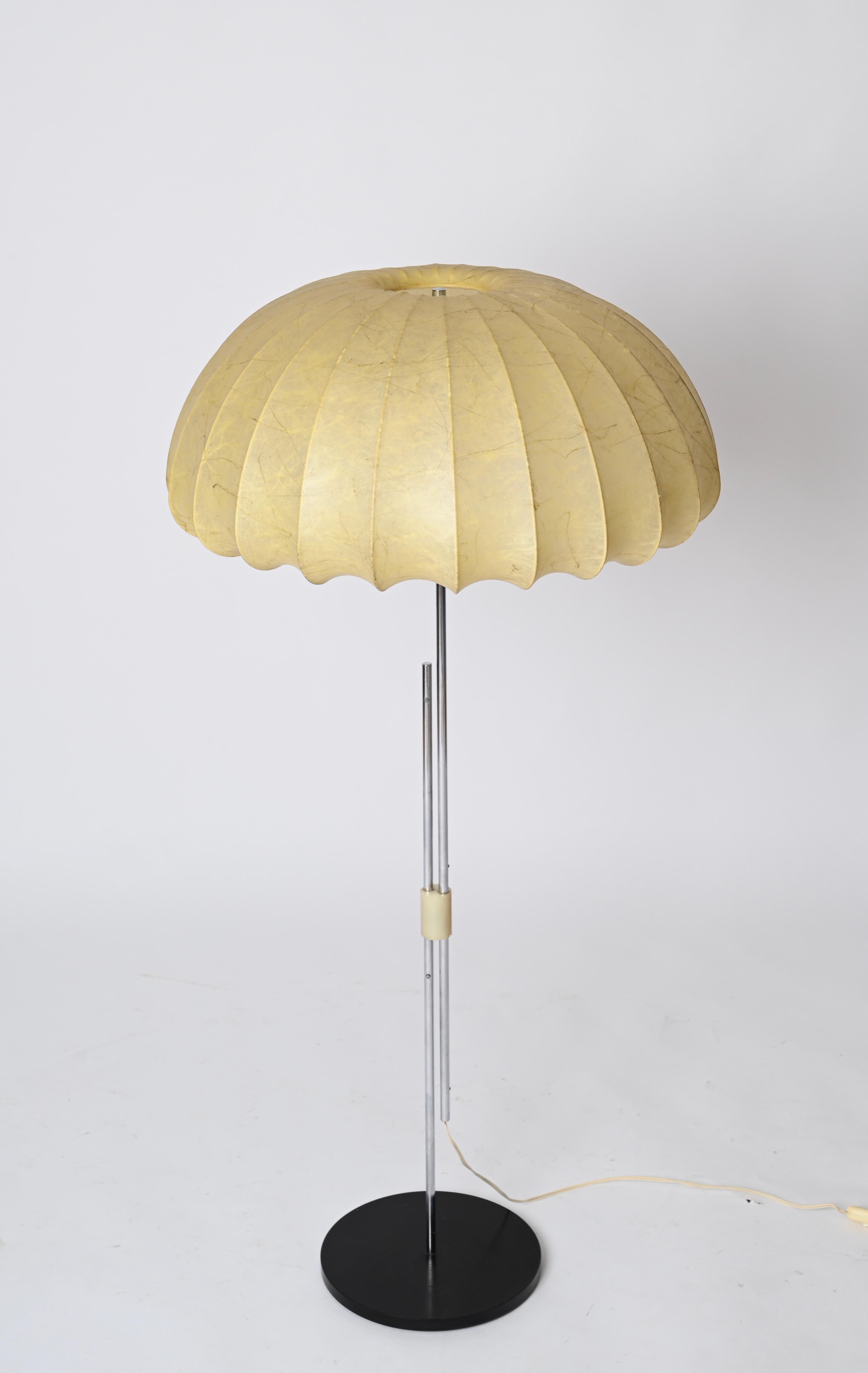 Gran lámpara de pie Cocoon beige regulable en cromo by Castiglioni, Italia 1960 en venta 7