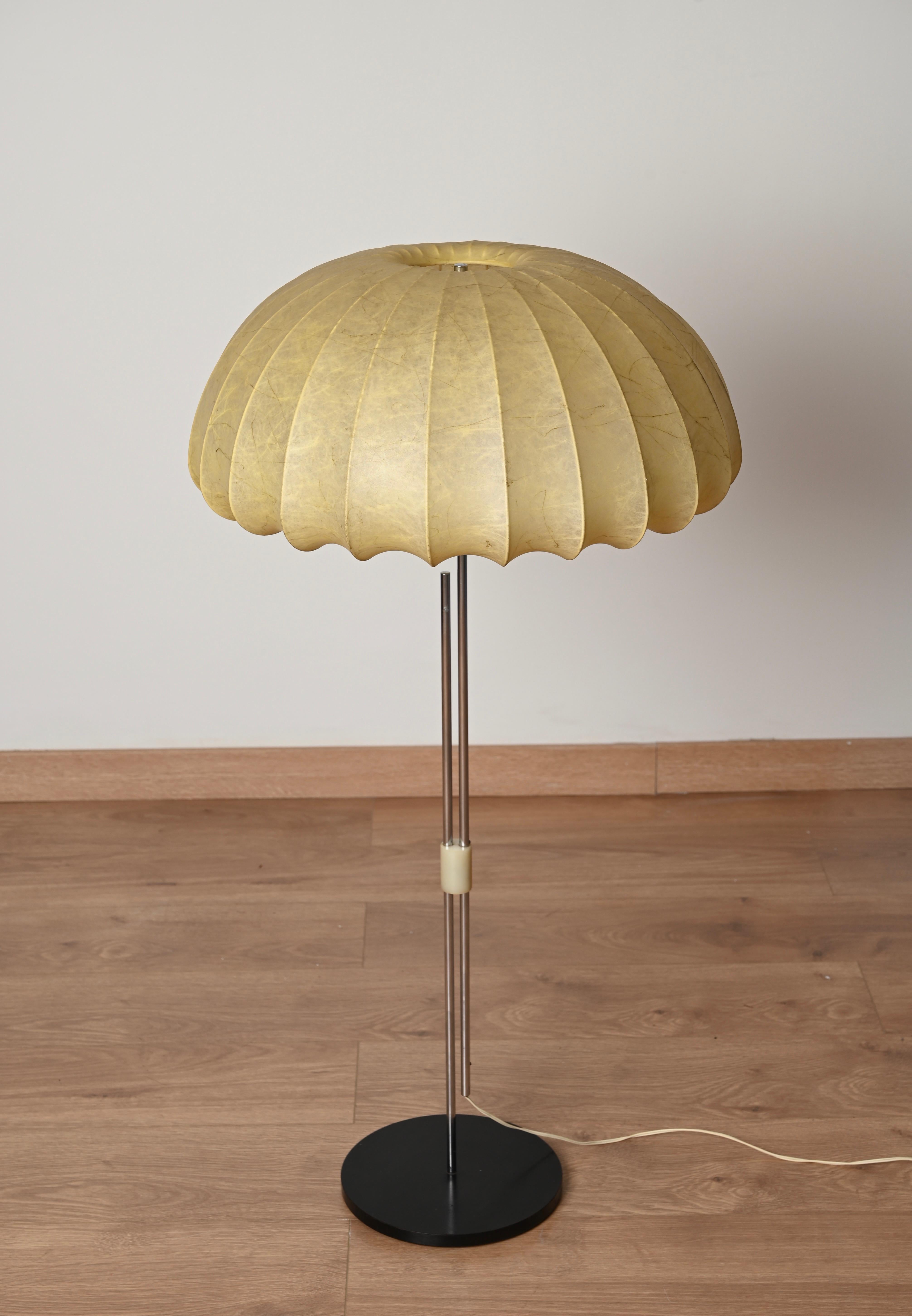 Gran lámpara de pie Cocoon beige regulable en cromo by Castiglioni, Italia 1960 en venta 9
