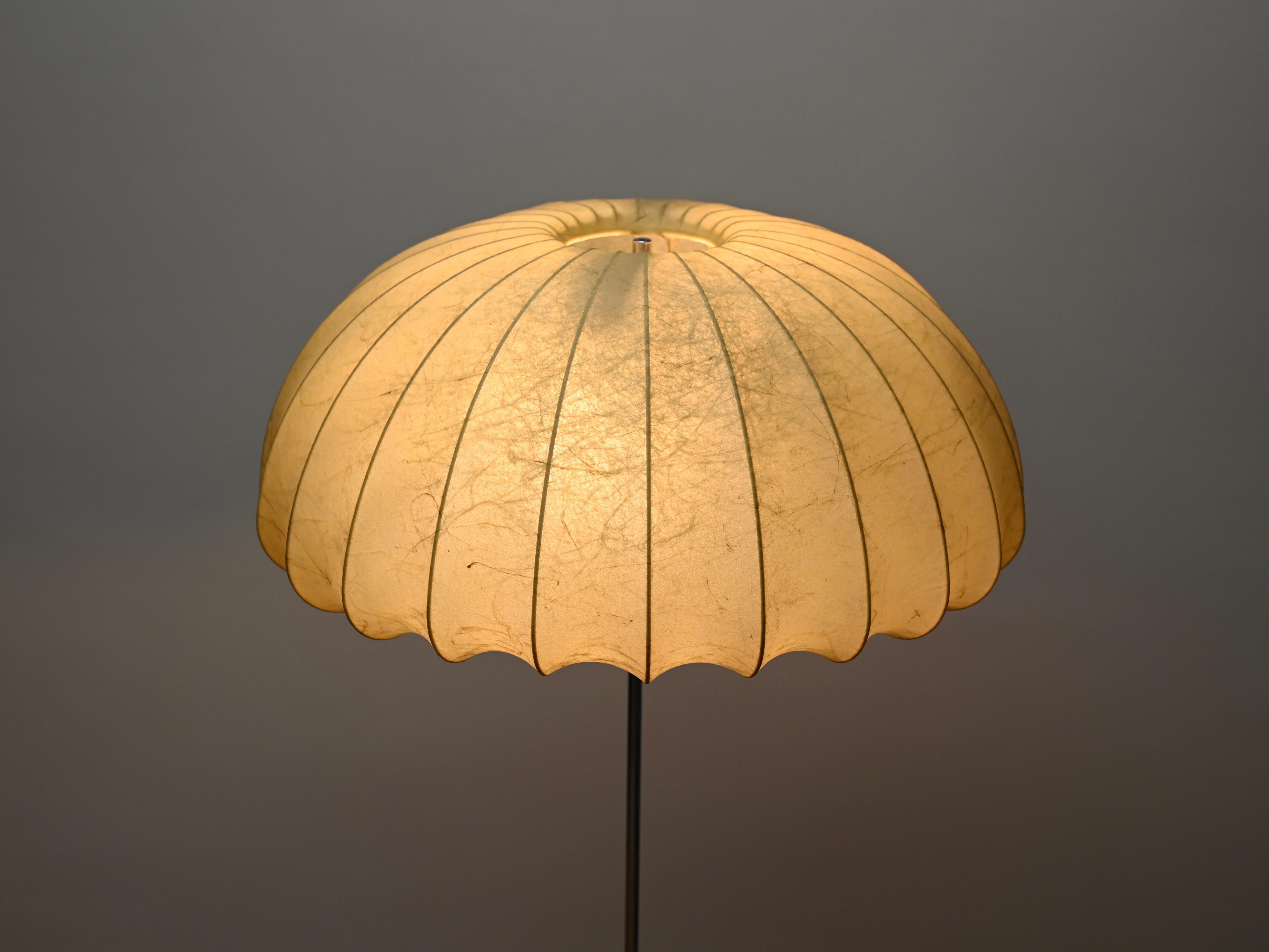 Gran lámpara de pie Cocoon beige regulable en cromo by Castiglioni, Italia 1960 en venta 10