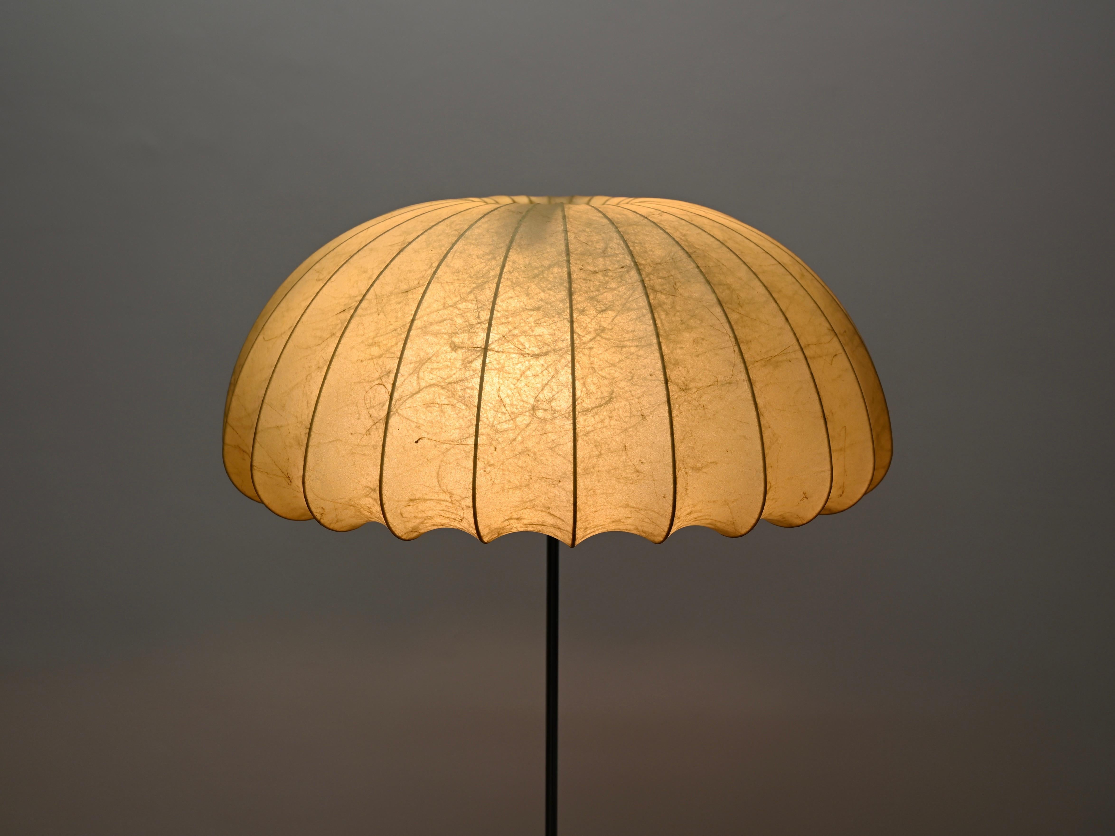 Gran lámpara de pie Cocoon beige regulable en cromo by Castiglioni, Italia 1960 en venta 11