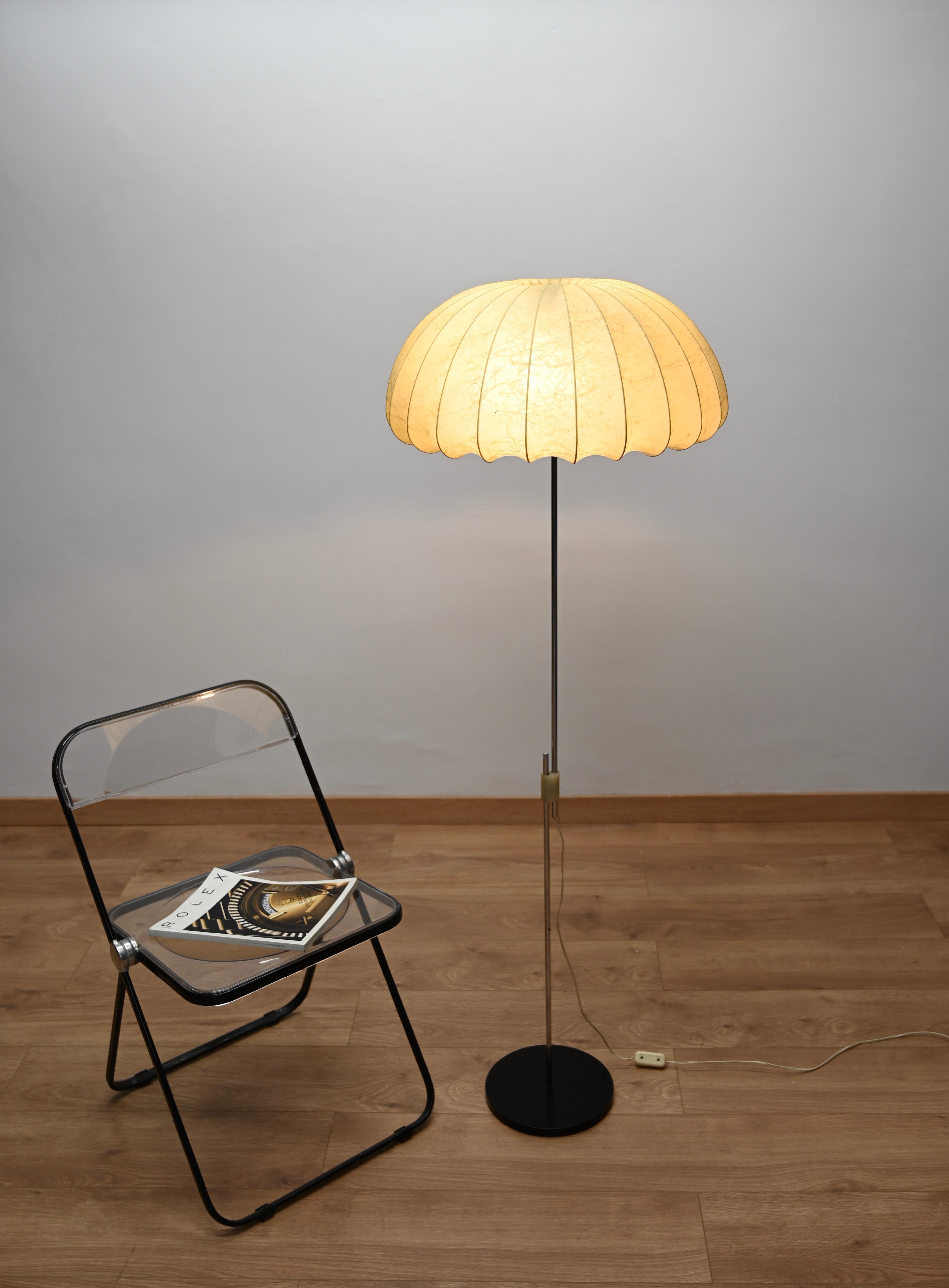 Gran lámpara de pie Cocoon beige regulable en cromo by Castiglioni, Italia 1960 en venta 12