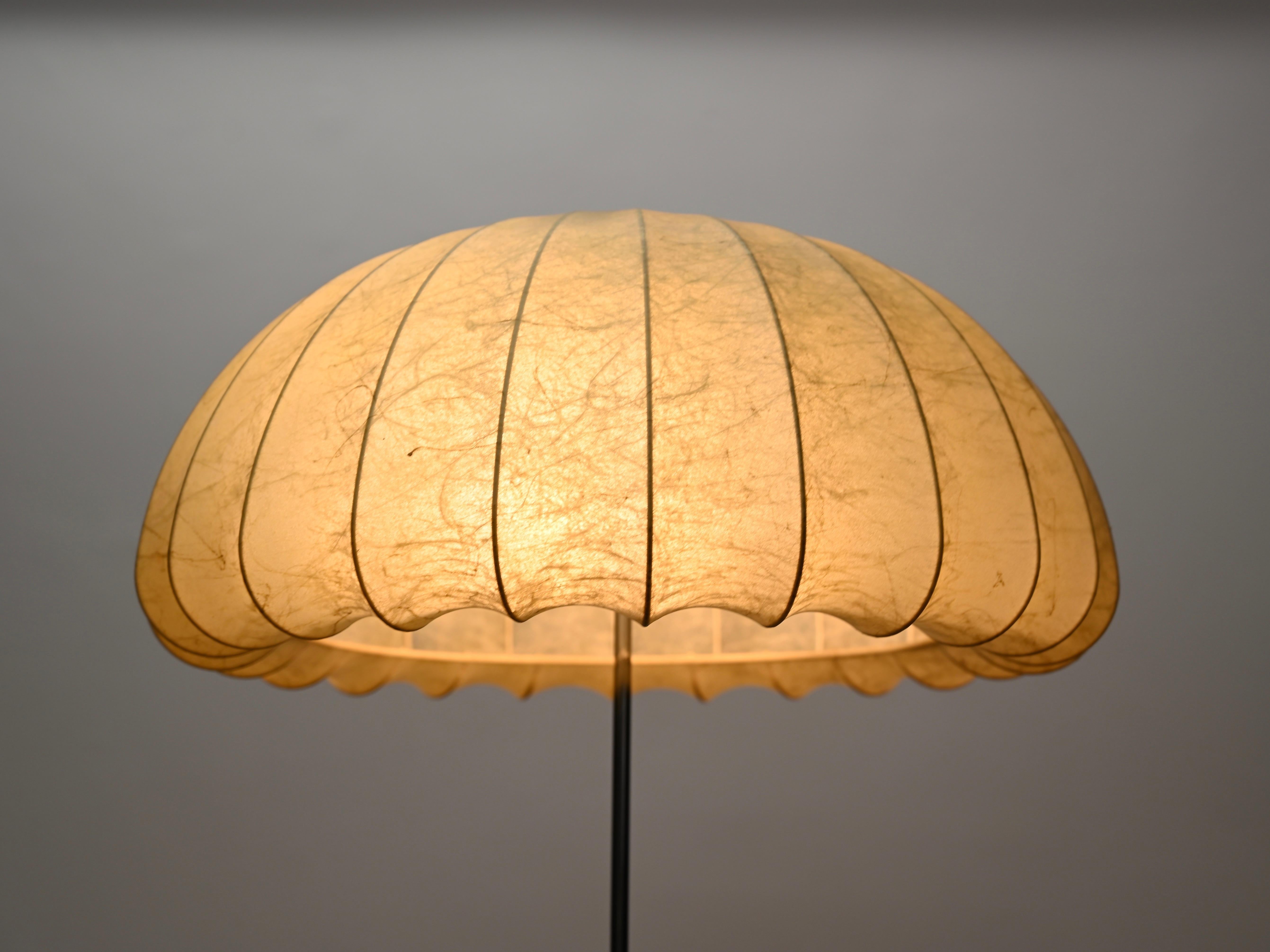 Gran lámpara de pie Cocoon beige regulable en cromo by Castiglioni, Italia 1960 Moderno de mediados de siglo en venta