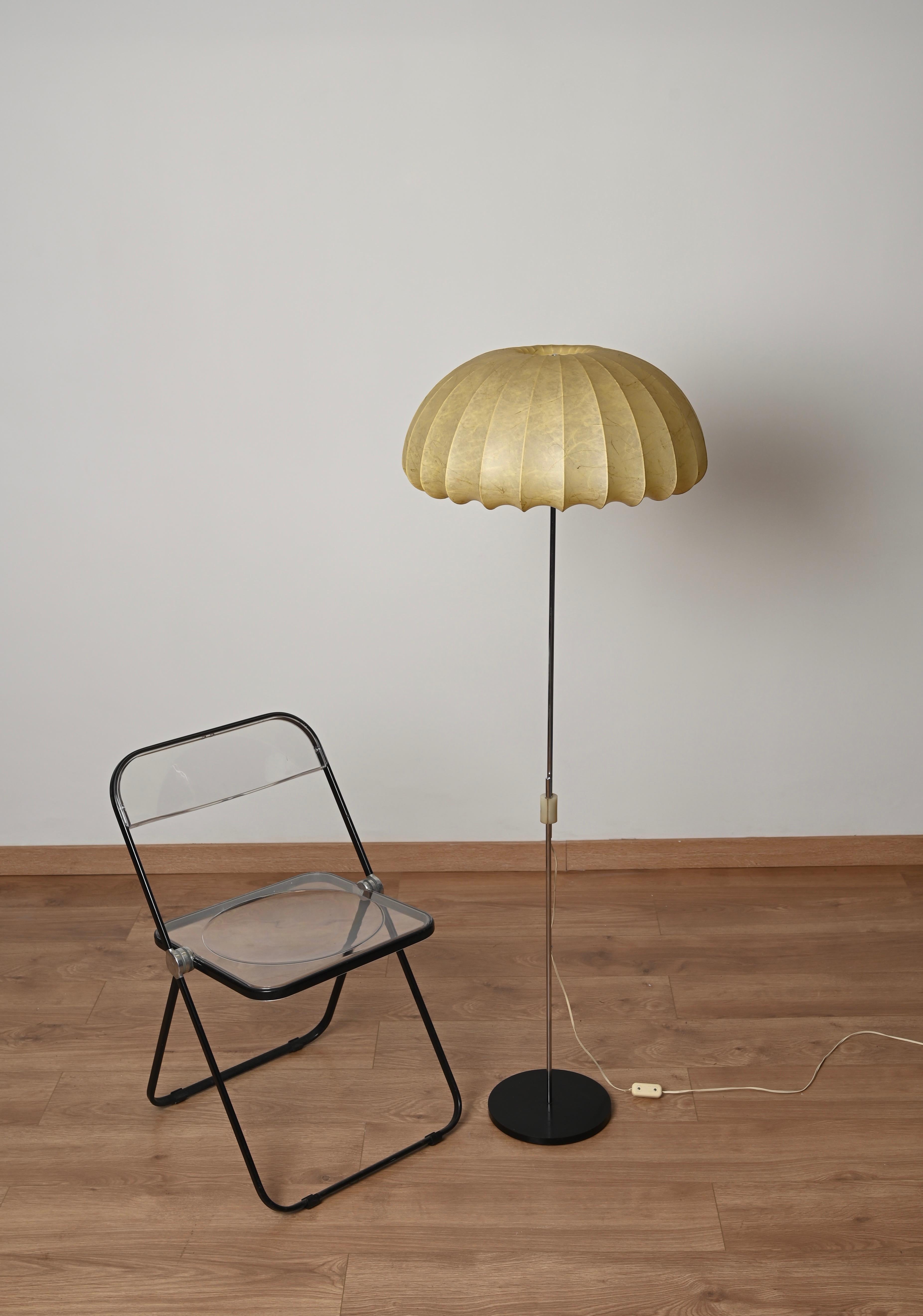 Gran lámpara de pie Cocoon beige regulable en cromo by Castiglioni, Italia 1960 Italiano en venta