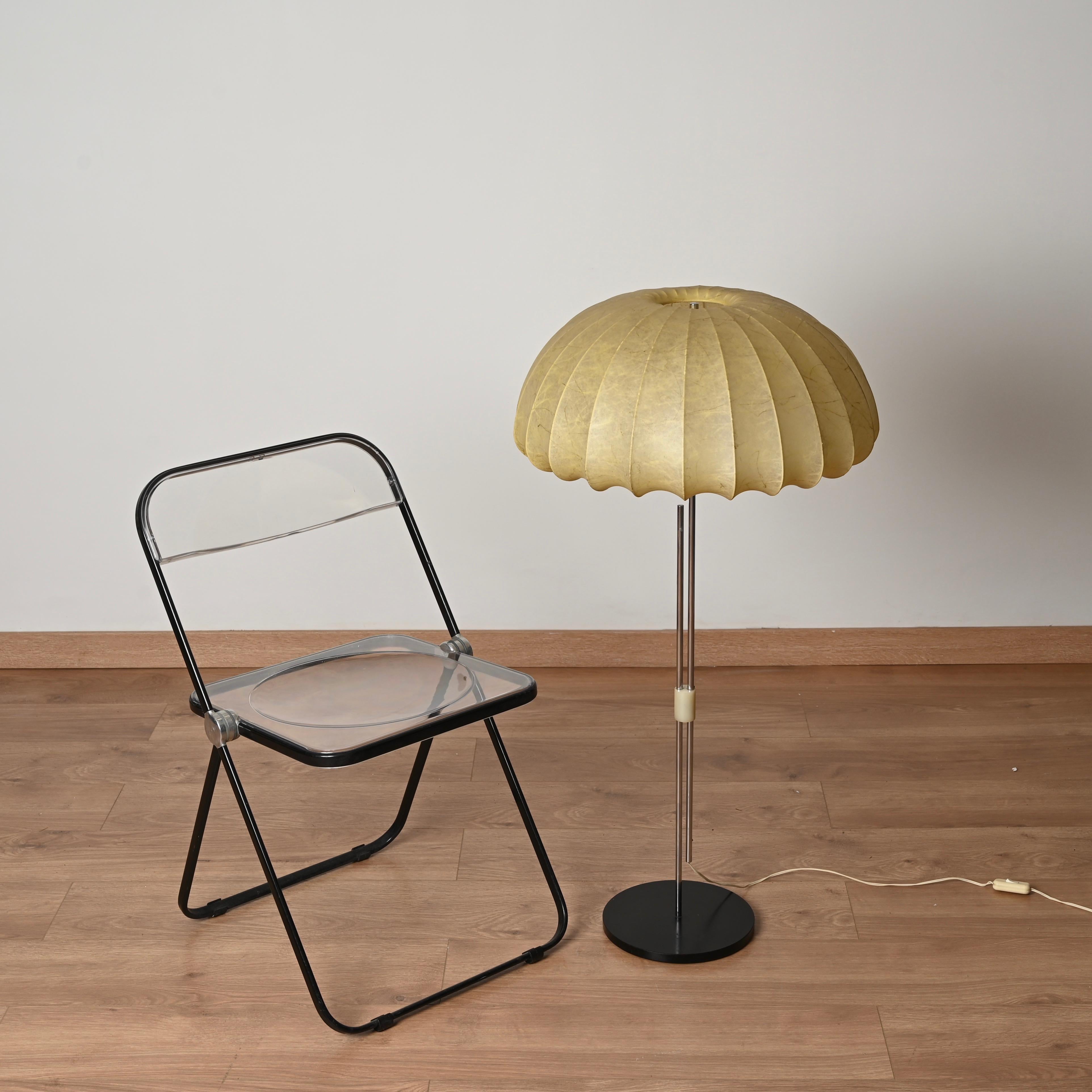 Gran lámpara de pie Cocoon beige regulable en cromo by Castiglioni, Italia 1960 Esmaltado en venta
