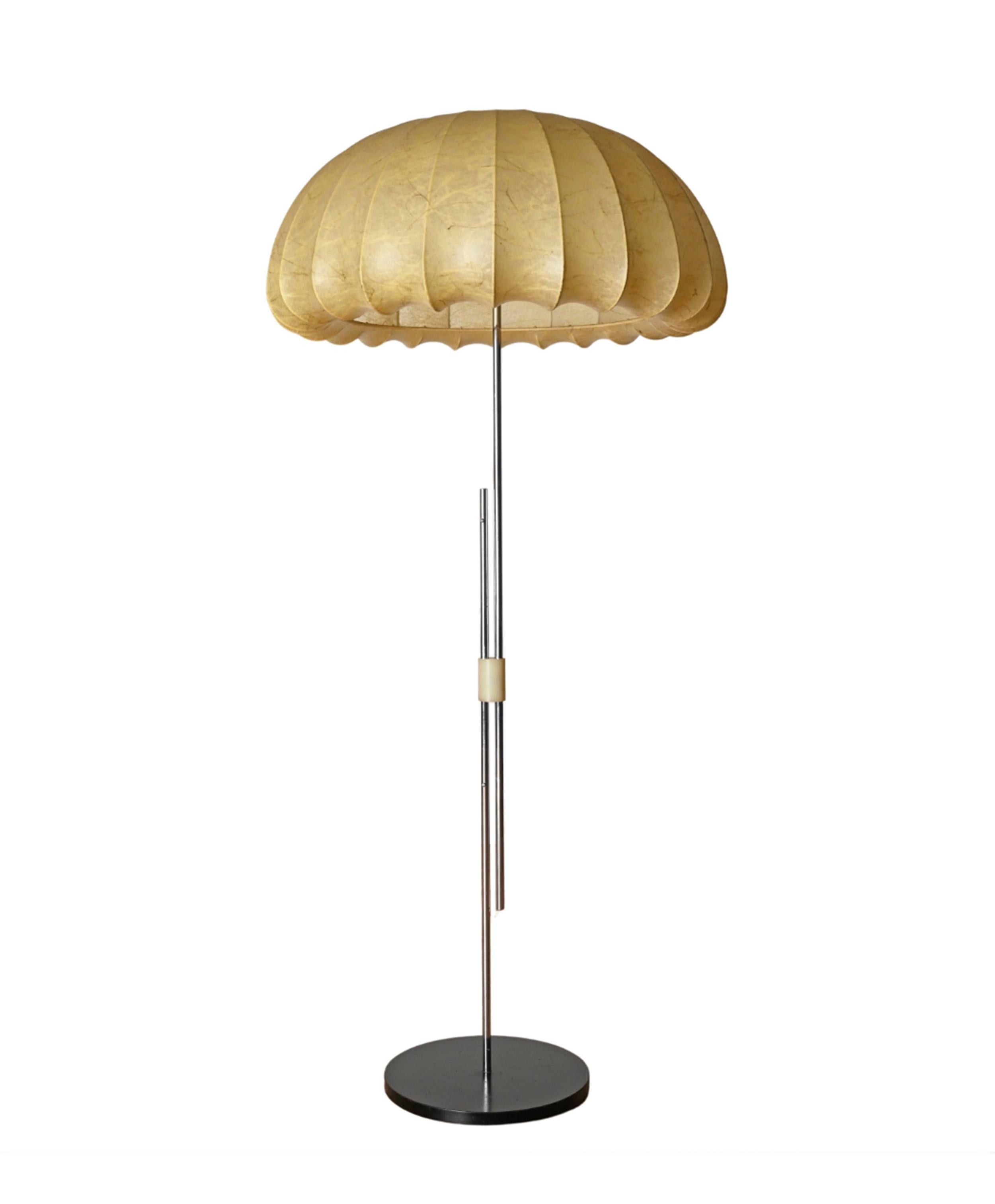 Gran lámpara de pie Cocoon beige regulable en cromo by Castiglioni, Italia 1960 en Bueno estado para la venta en Roma, IT