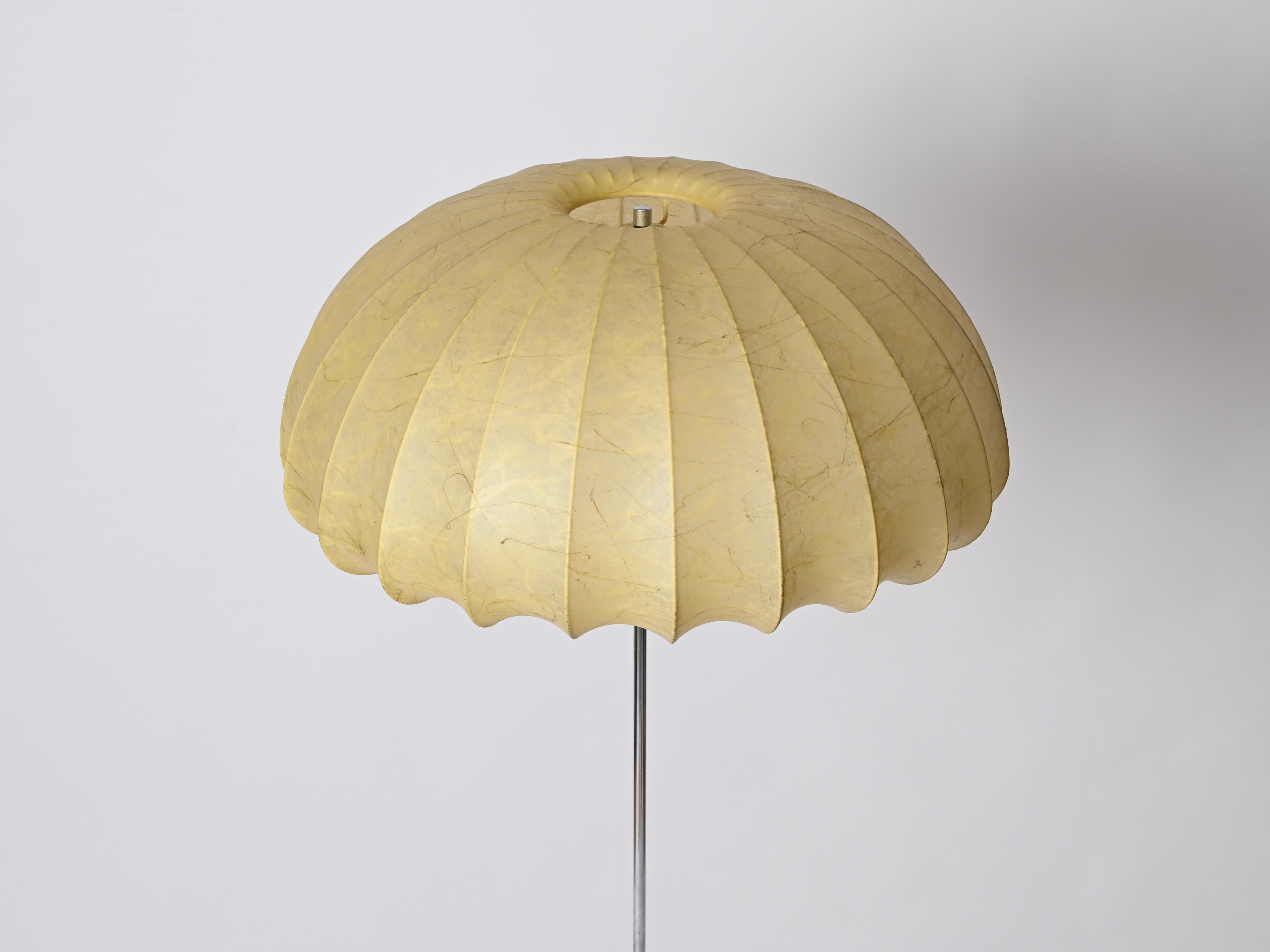 Gran lámpara de pie Cocoon beige regulable en cromo by Castiglioni, Italia 1960 mediados del siglo XX en venta