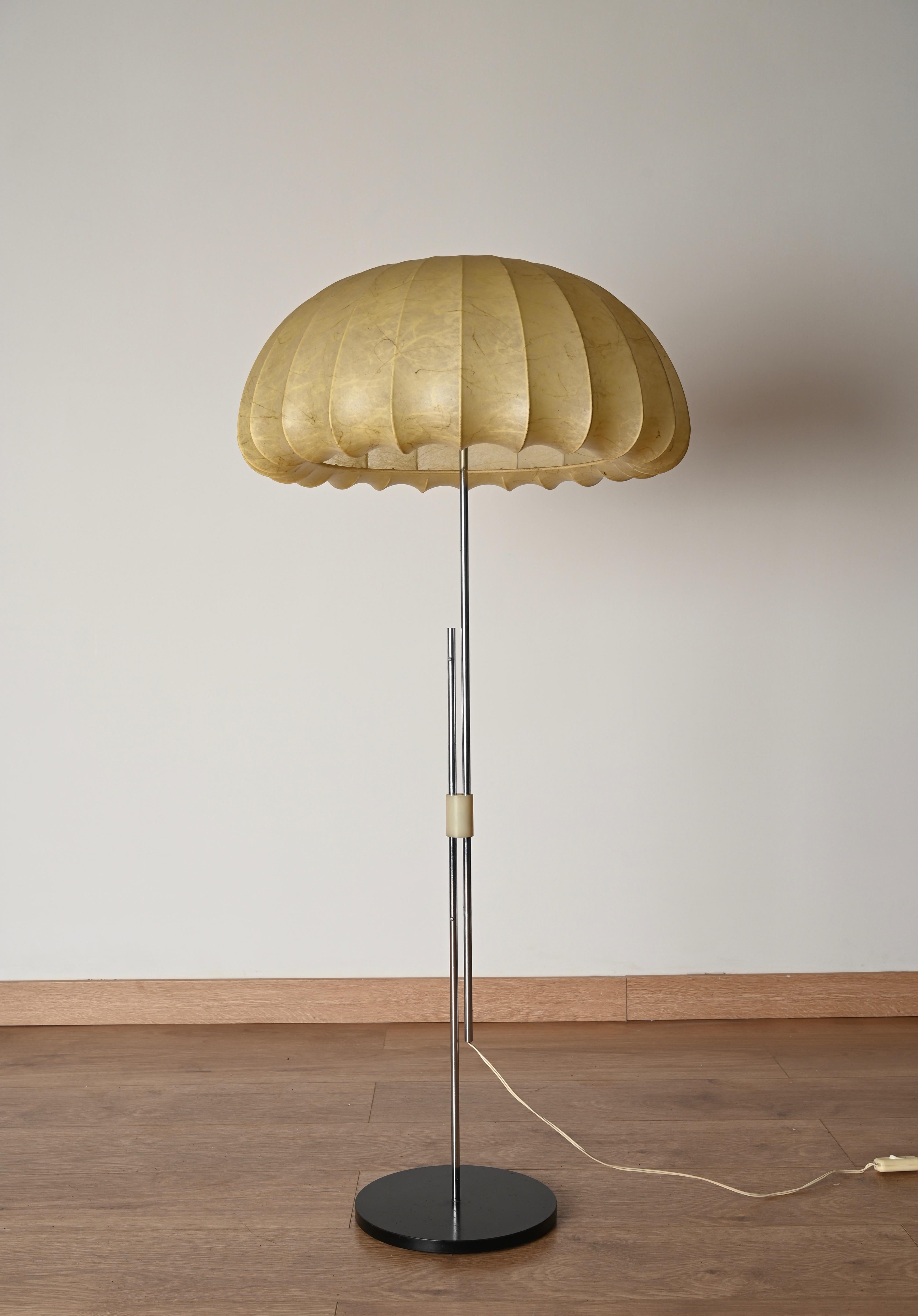 Gran lámpara de pie Cocoon beige regulable en cromo by Castiglioni, Italia 1960 Metal en venta