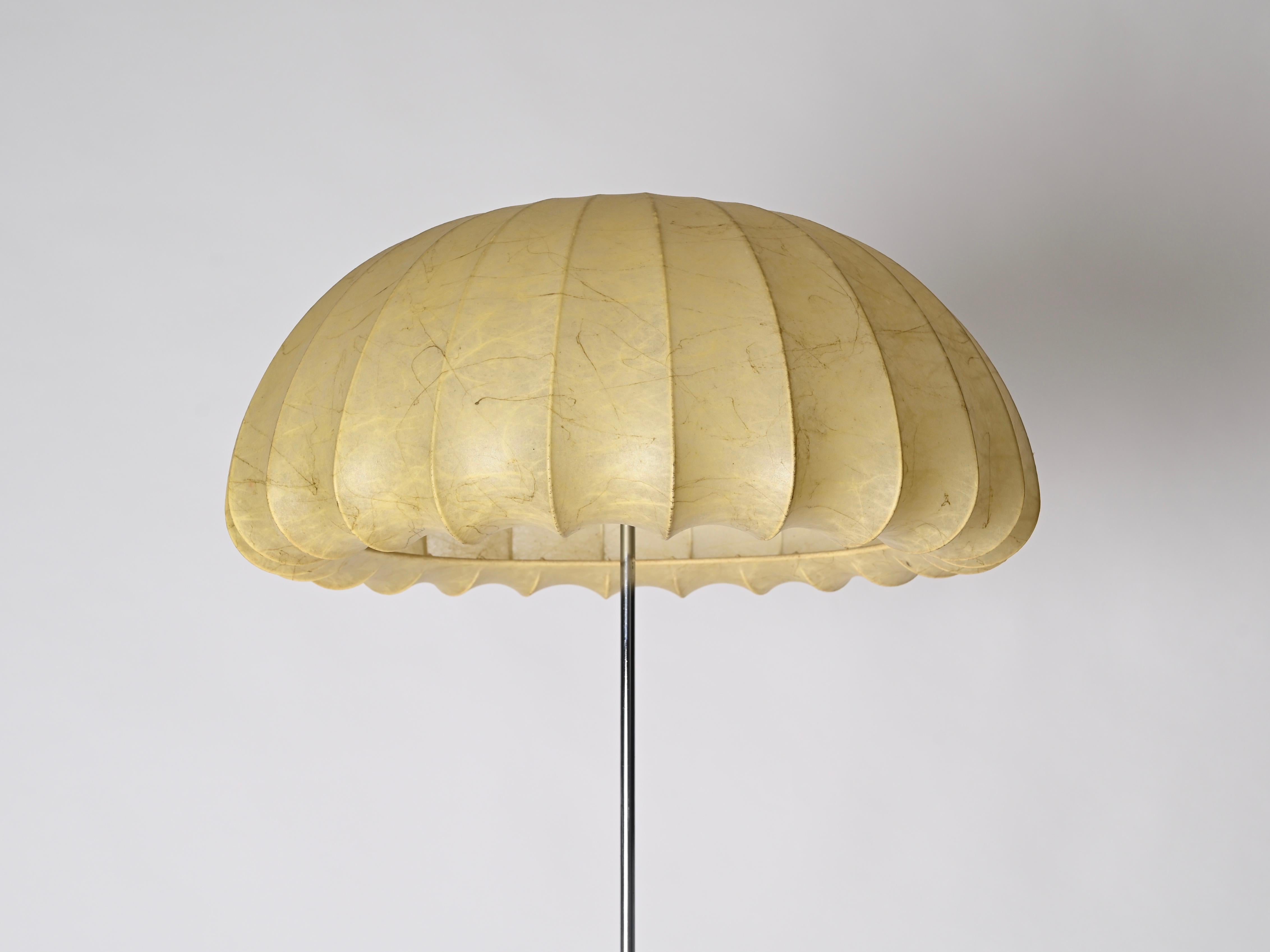 Gran lámpara de pie Cocoon beige regulable en cromo by Castiglioni, Italia 1960 en venta 1