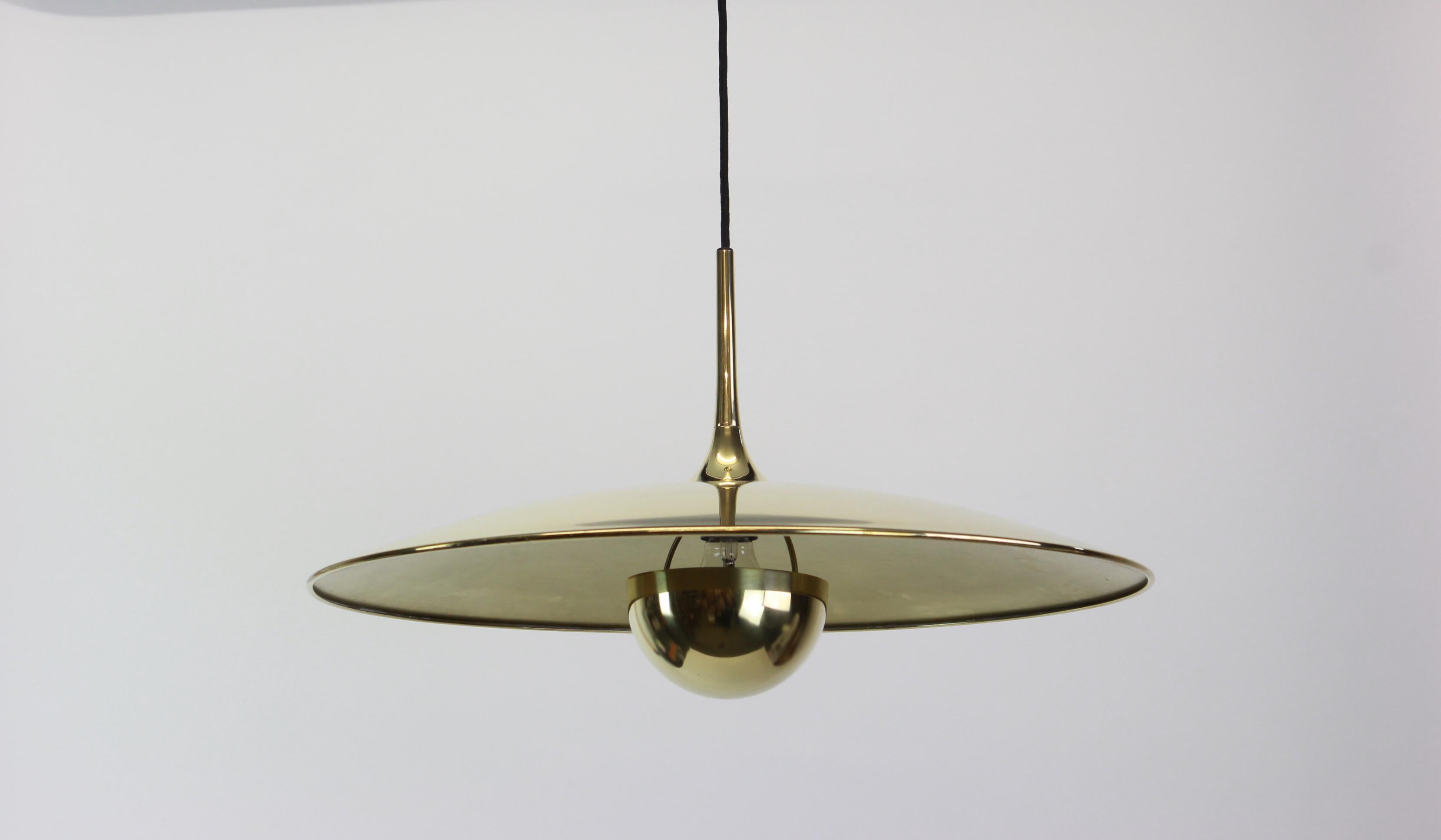 Large adjustable brass pendant light designed by Florian Schulz, Germany, 1970s.

High quality and in very good condition. Cleaned, well-wired and ready to use. 

The fixture requires one Standard bulb and is compatible with the US/UK/ etc ..