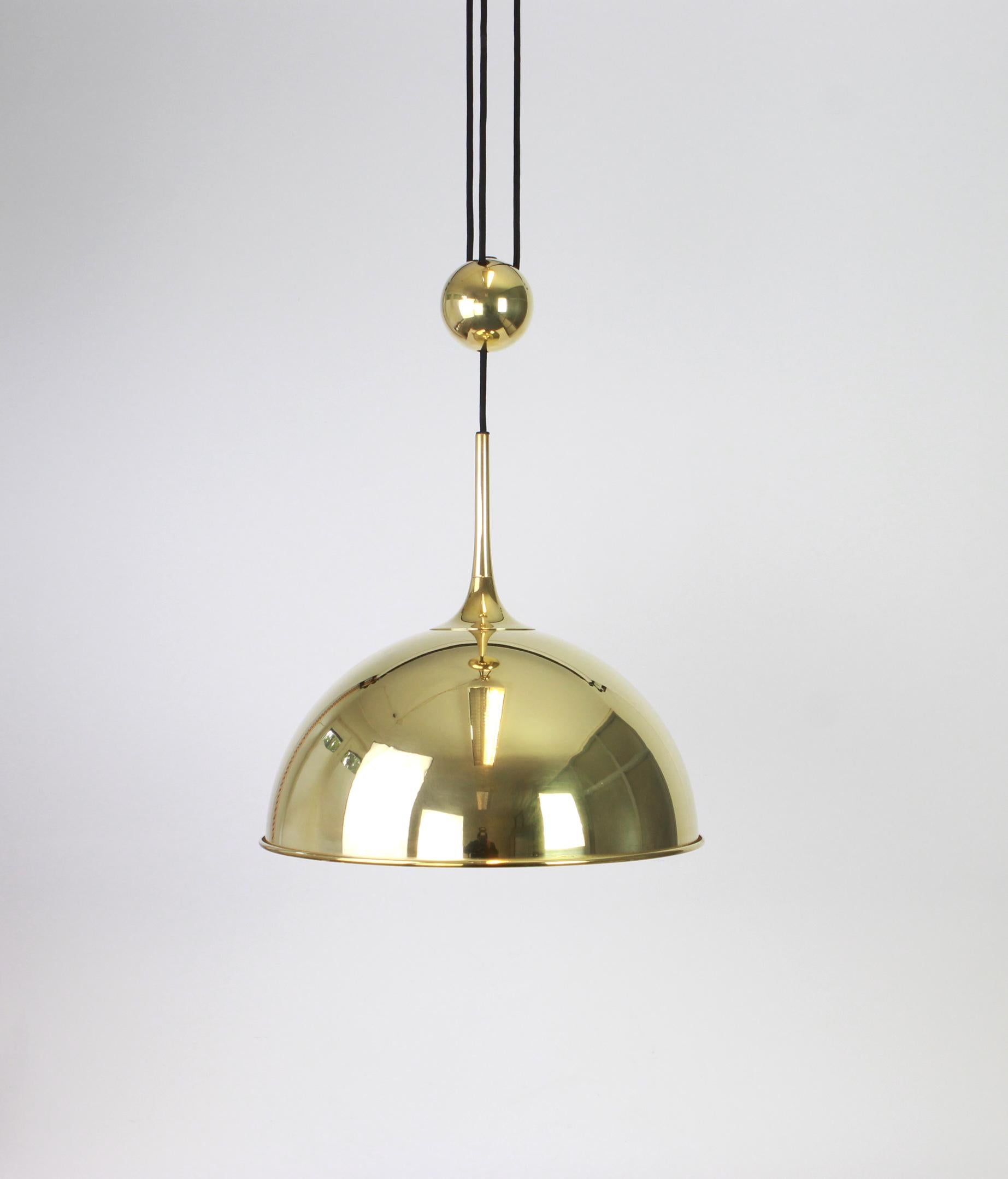 Large adjustable brass pendant light designed by Florian Schulz, Germany, 1970s.
High quality and in very good condition. Cleaned, well-wired and ready to use.
The fixture requires one standard bulb and is compatible with the US/UK/ etc.